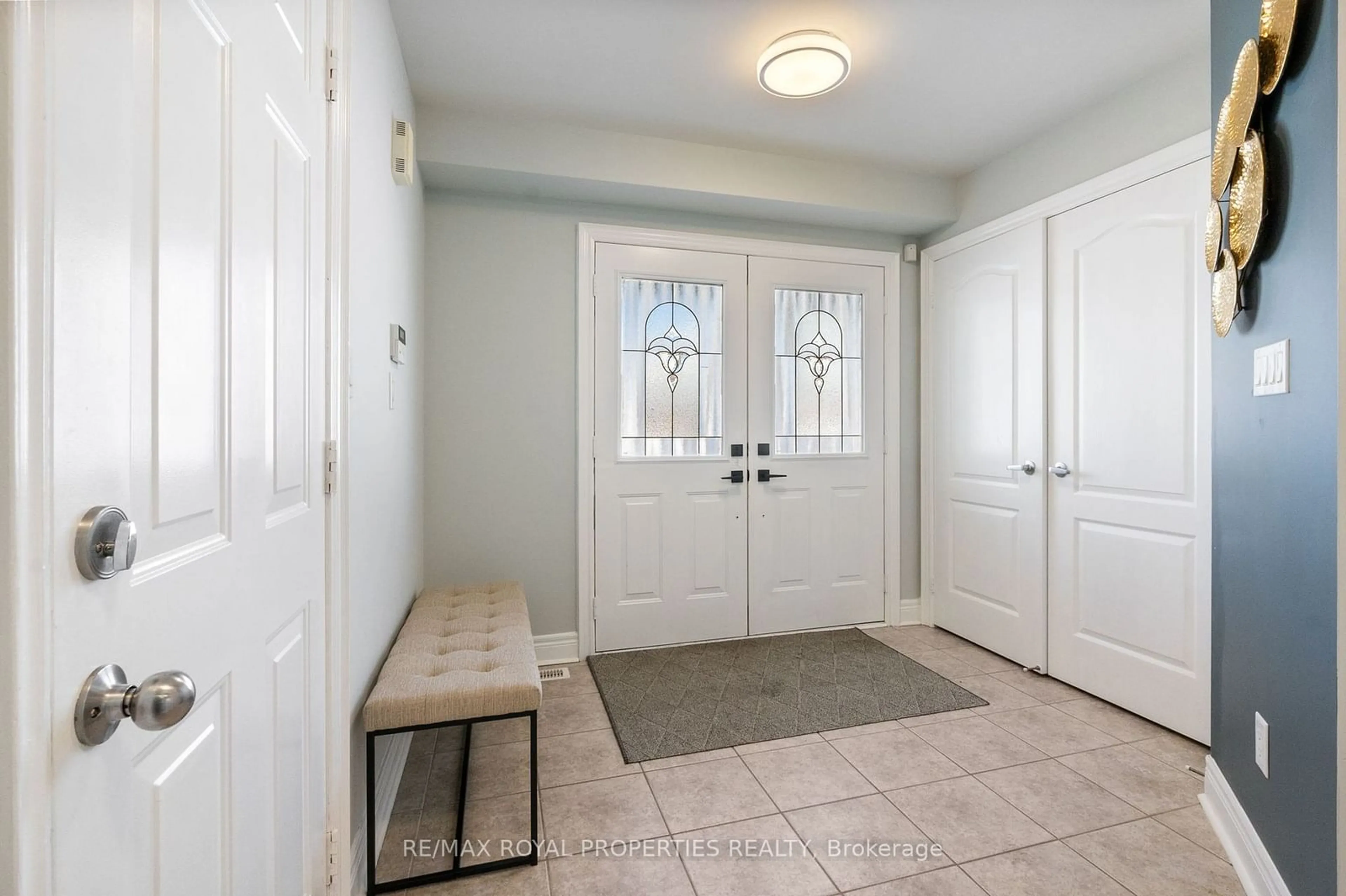 Indoor entryway for 1284 Ashgrove Cres, Oshawa Ontario L1K 3A6