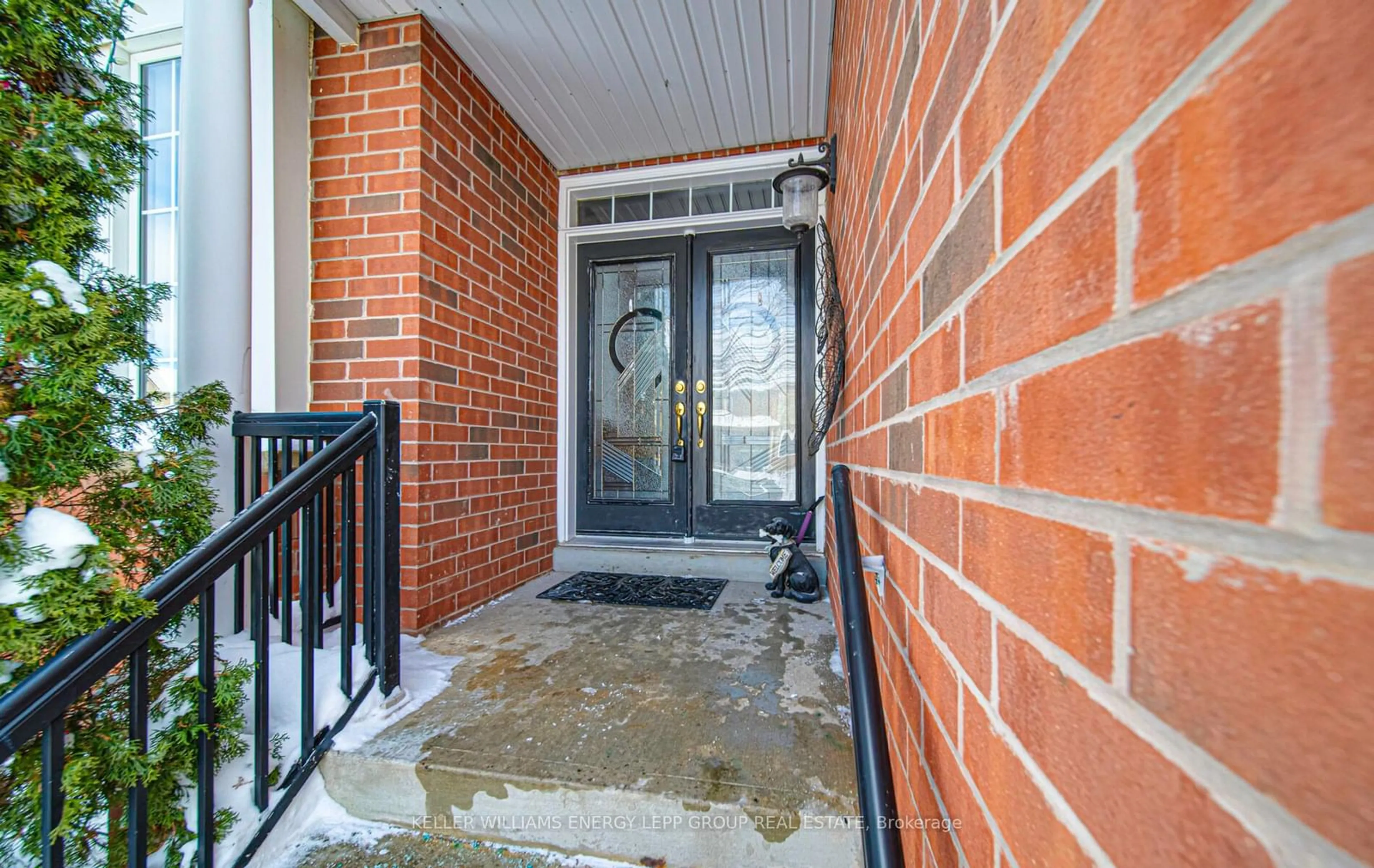 Indoor entryway for 35 Vineyard Ave, Whitby Ontario L1P 1X5