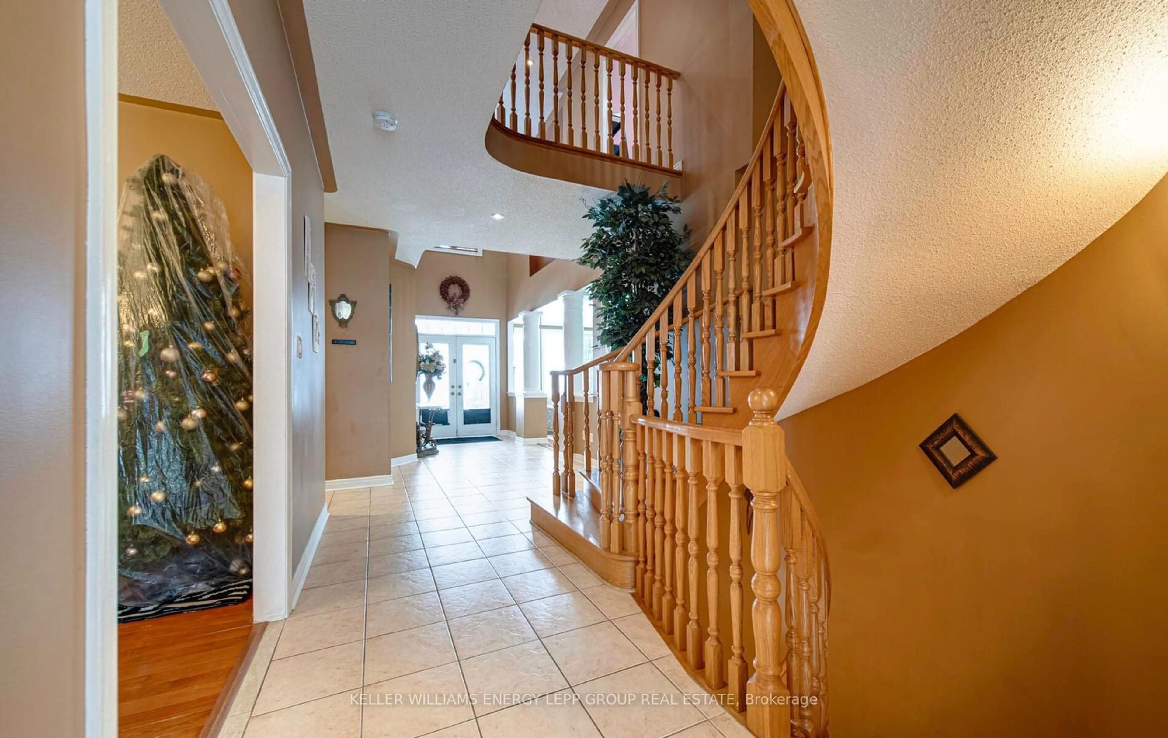 Indoor foyer for 35 Vineyard Ave, Whitby Ontario L1P 1X5