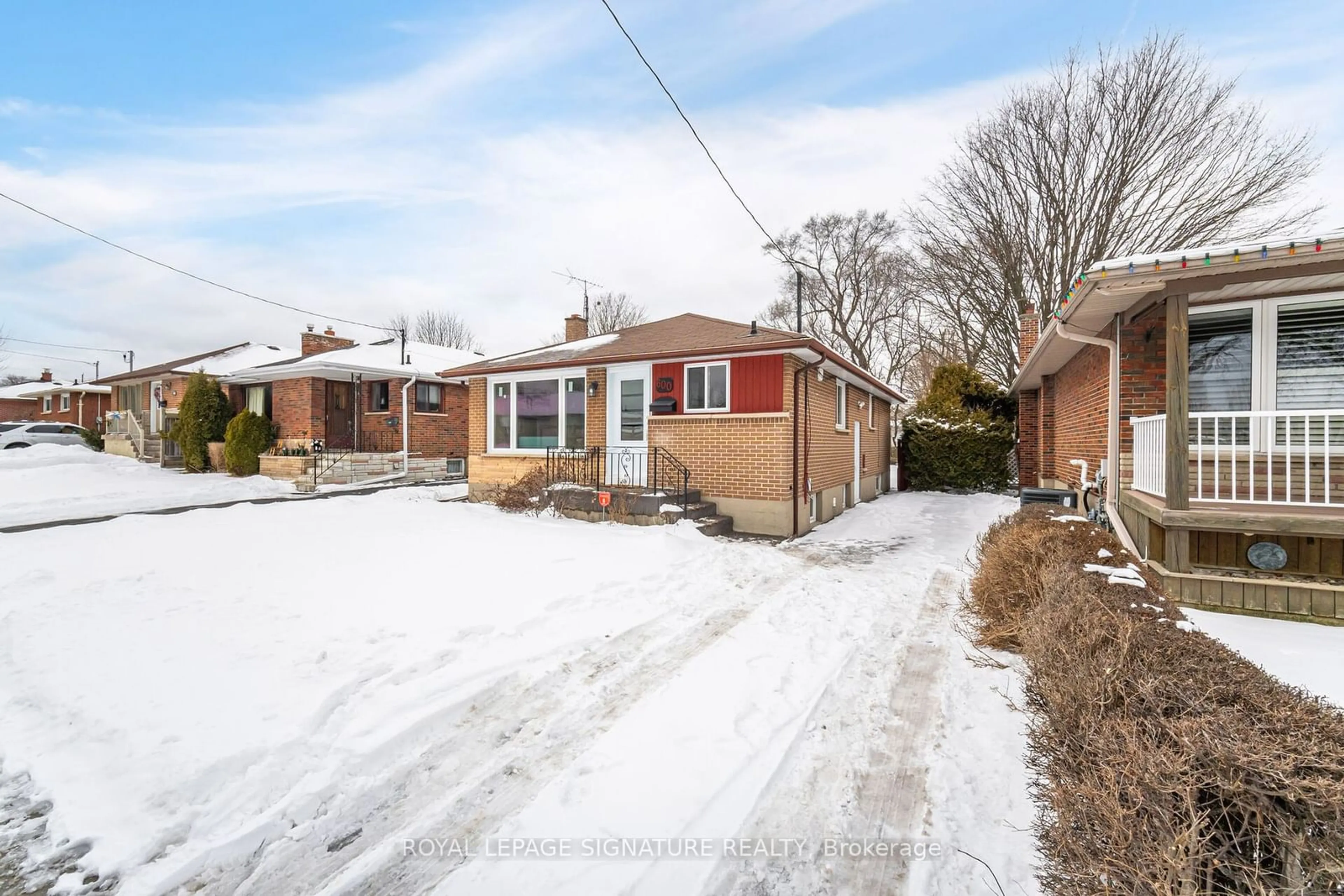 A pic from outside/outdoor area/front of a property/back of a property/a pic from drone, street for 600 Gliddon Ave, Oshawa Ontario L1H 1Z9