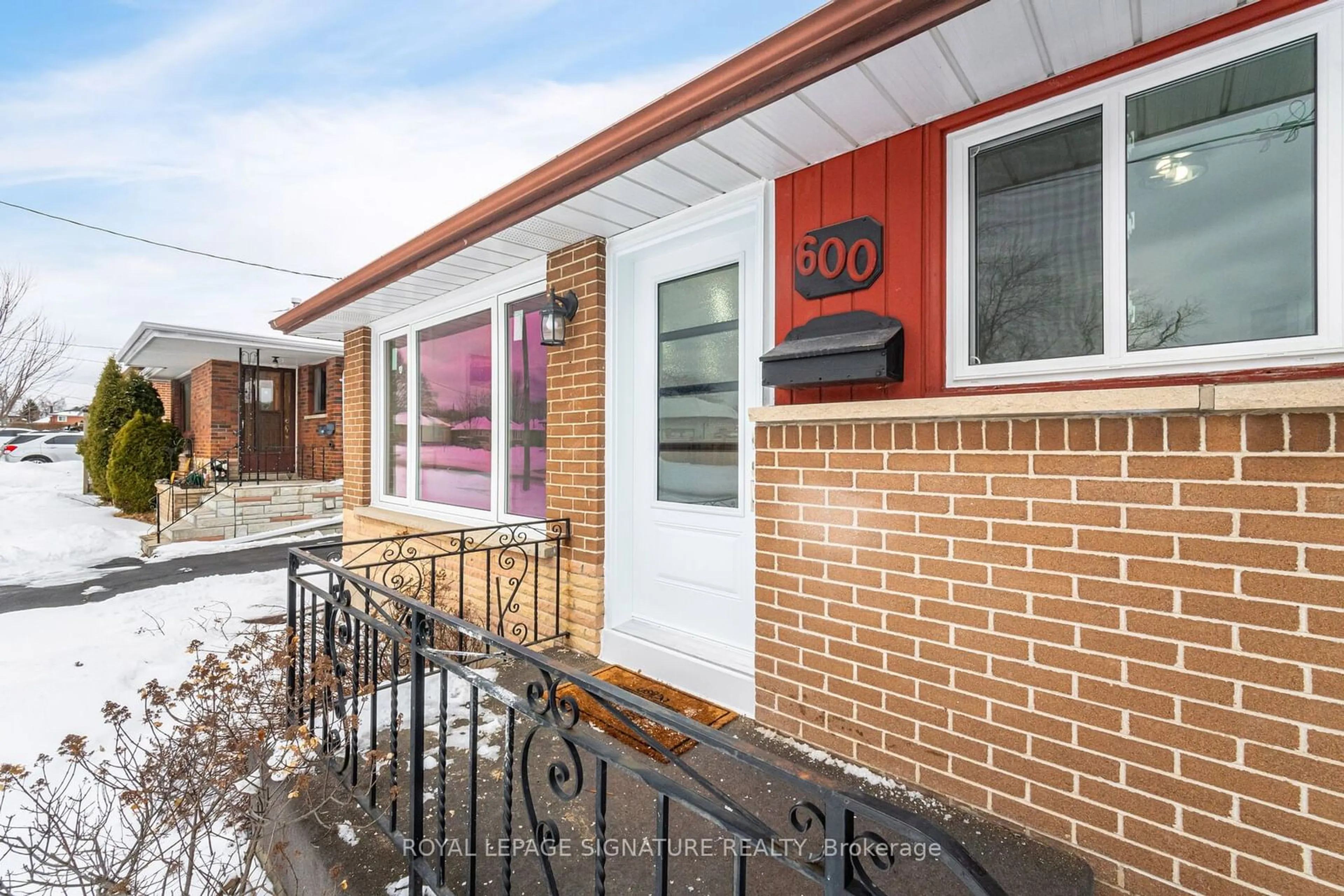 Home with brick exterior material, street for 600 Gliddon Ave, Oshawa Ontario L1H 1Z9