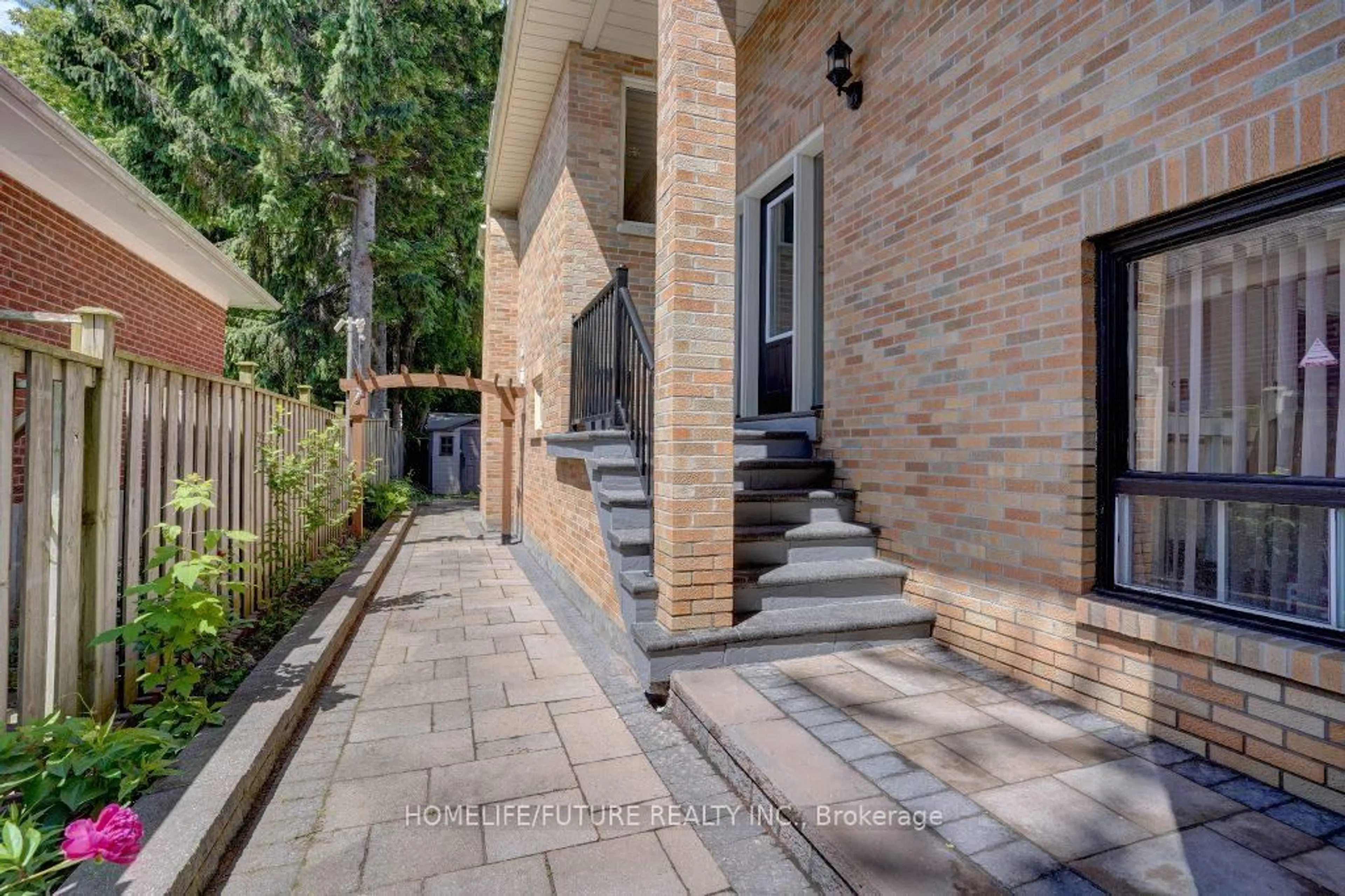 Unknown for 554 Rougemount Dr, Pickering Ontario L1W 2C2