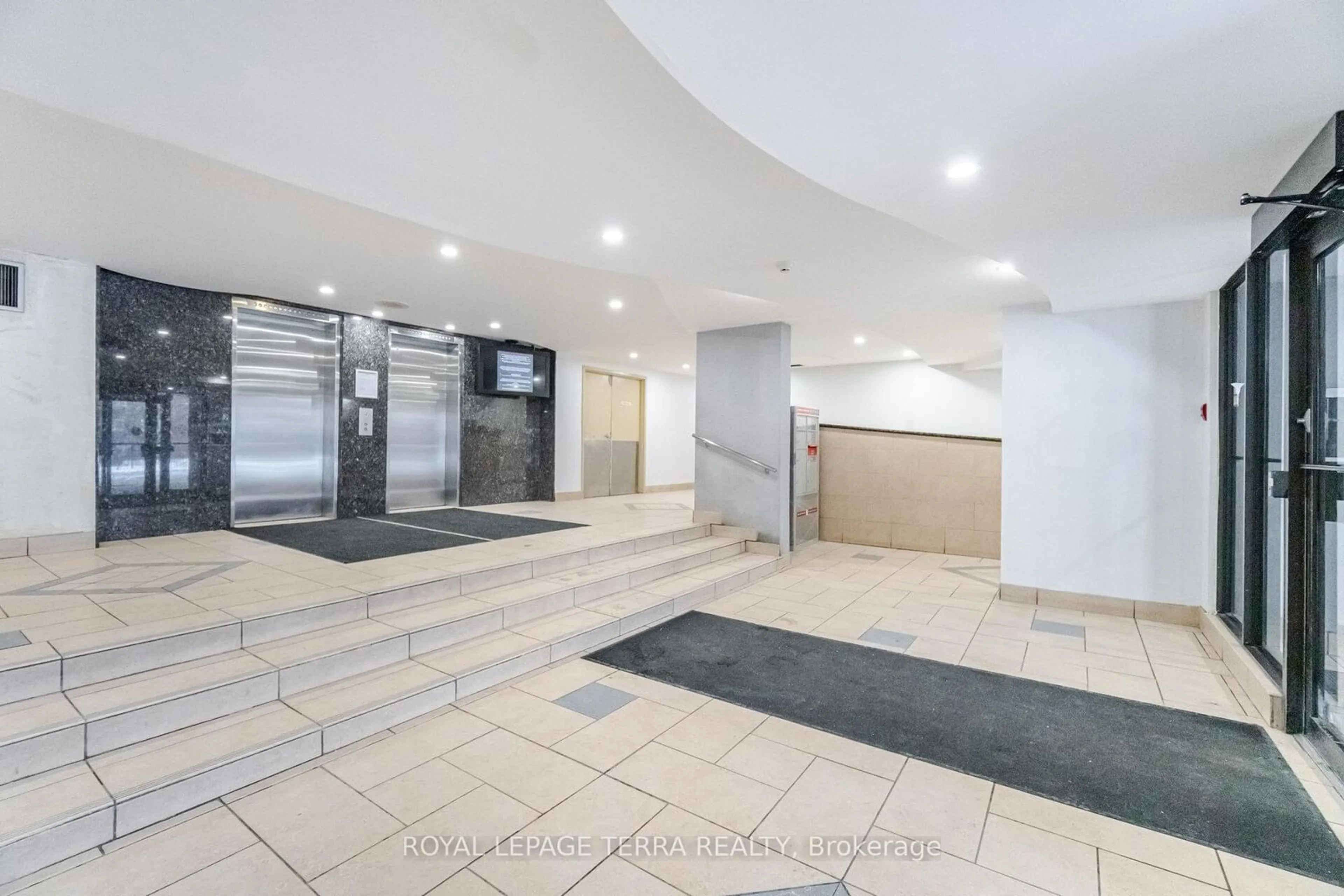 Indoor foyer for 99 Blackwell Ave #208, Toronto Ontario M1B 3R5