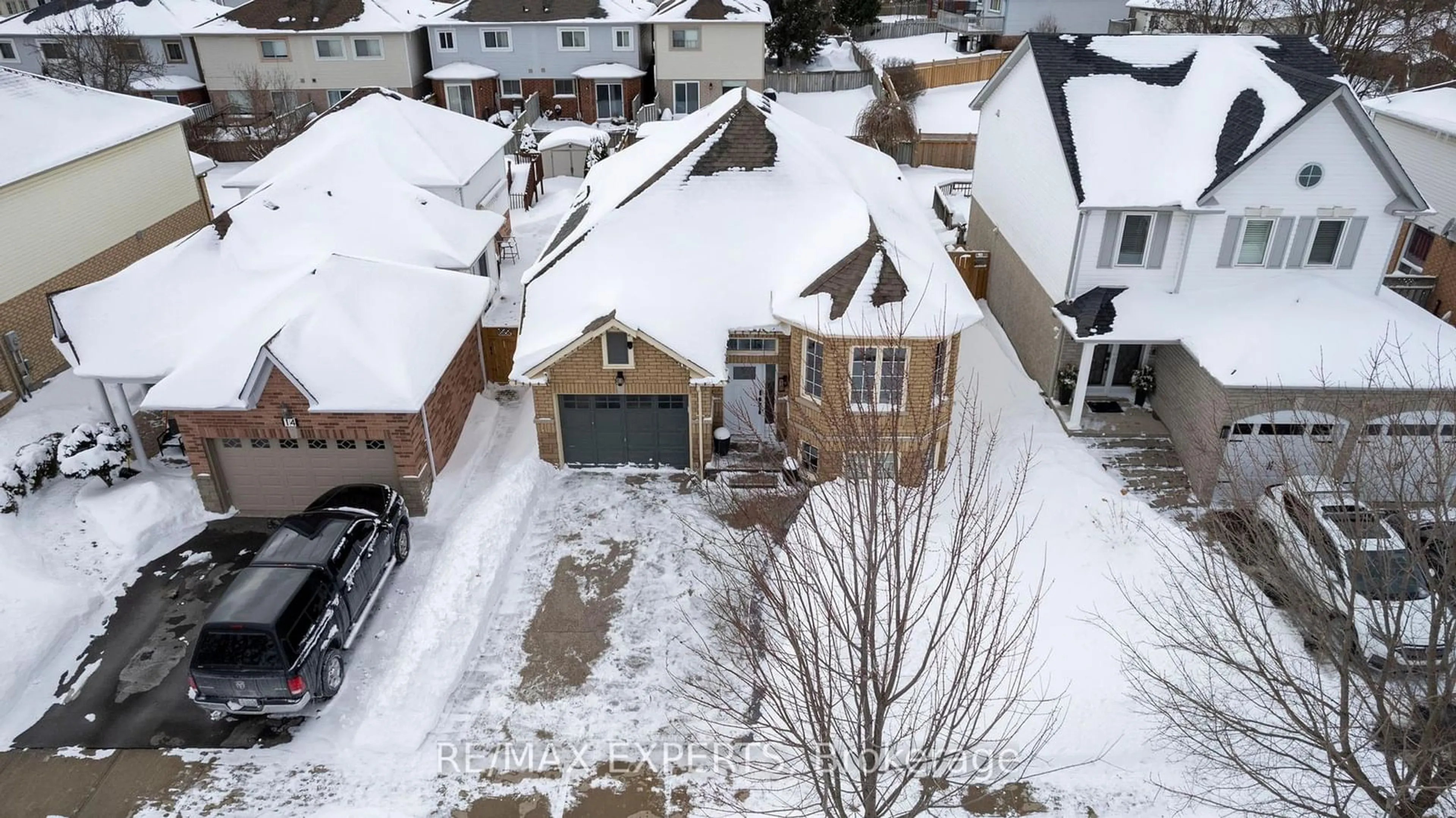 A pic from outside/outdoor area/front of a property/back of a property/a pic from drone, street for 16 Bakerville St, Whitby Ontario L1R 2K3