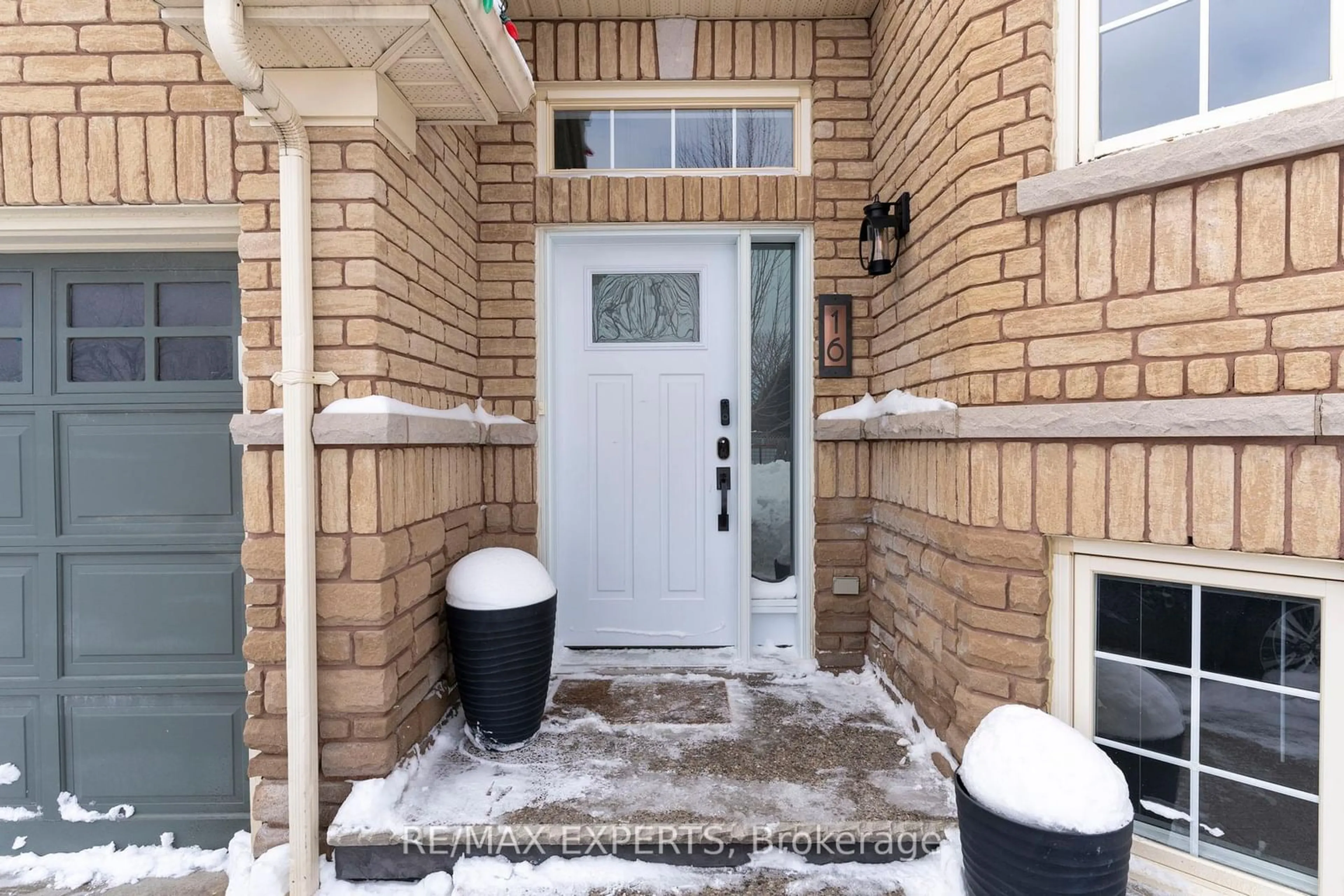 Indoor entryway for 16 Bakerville St, Whitby Ontario L1R 2K3