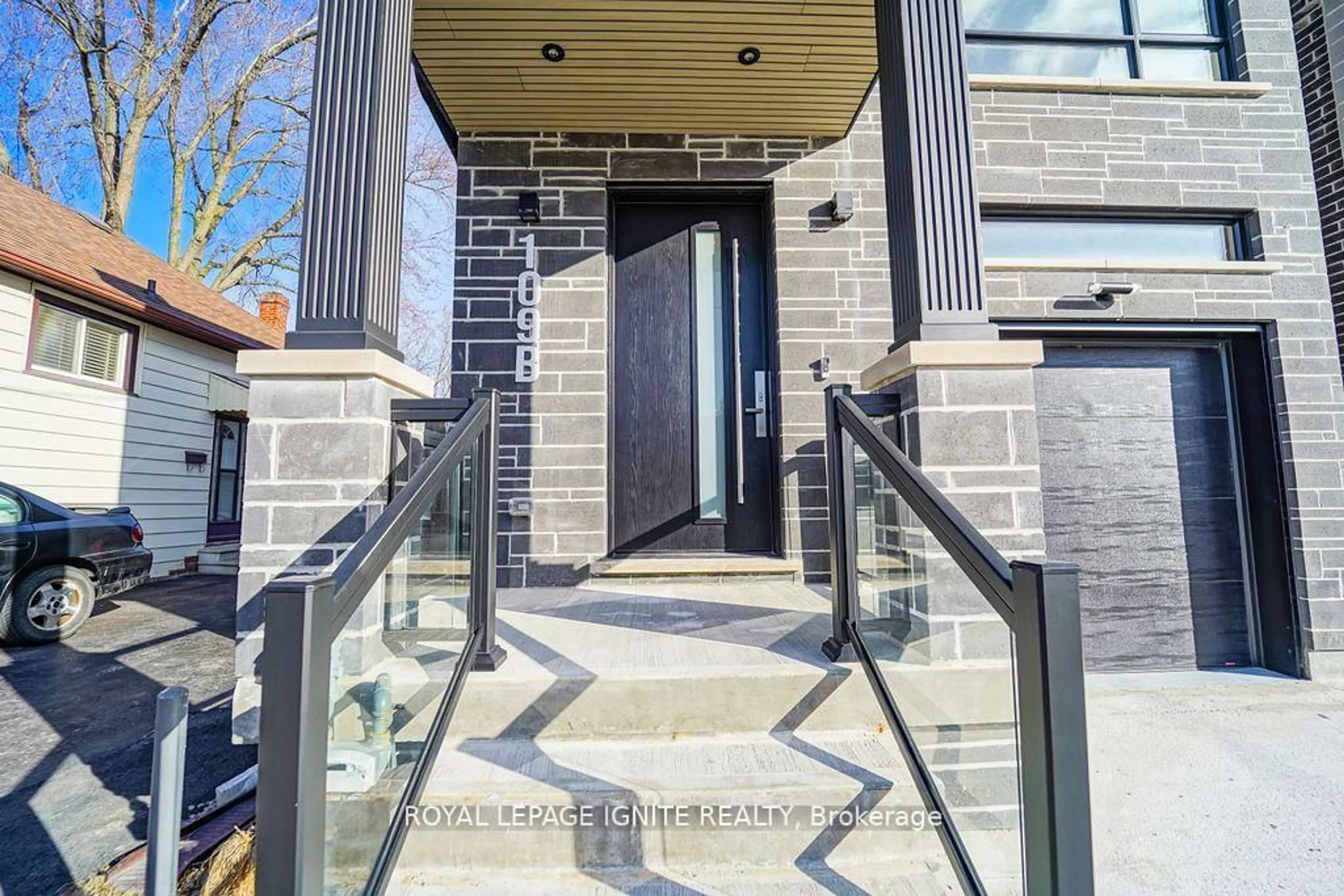 Indoor entryway for 109B Heale Ave, Toronto Ontario M1N 3Y2