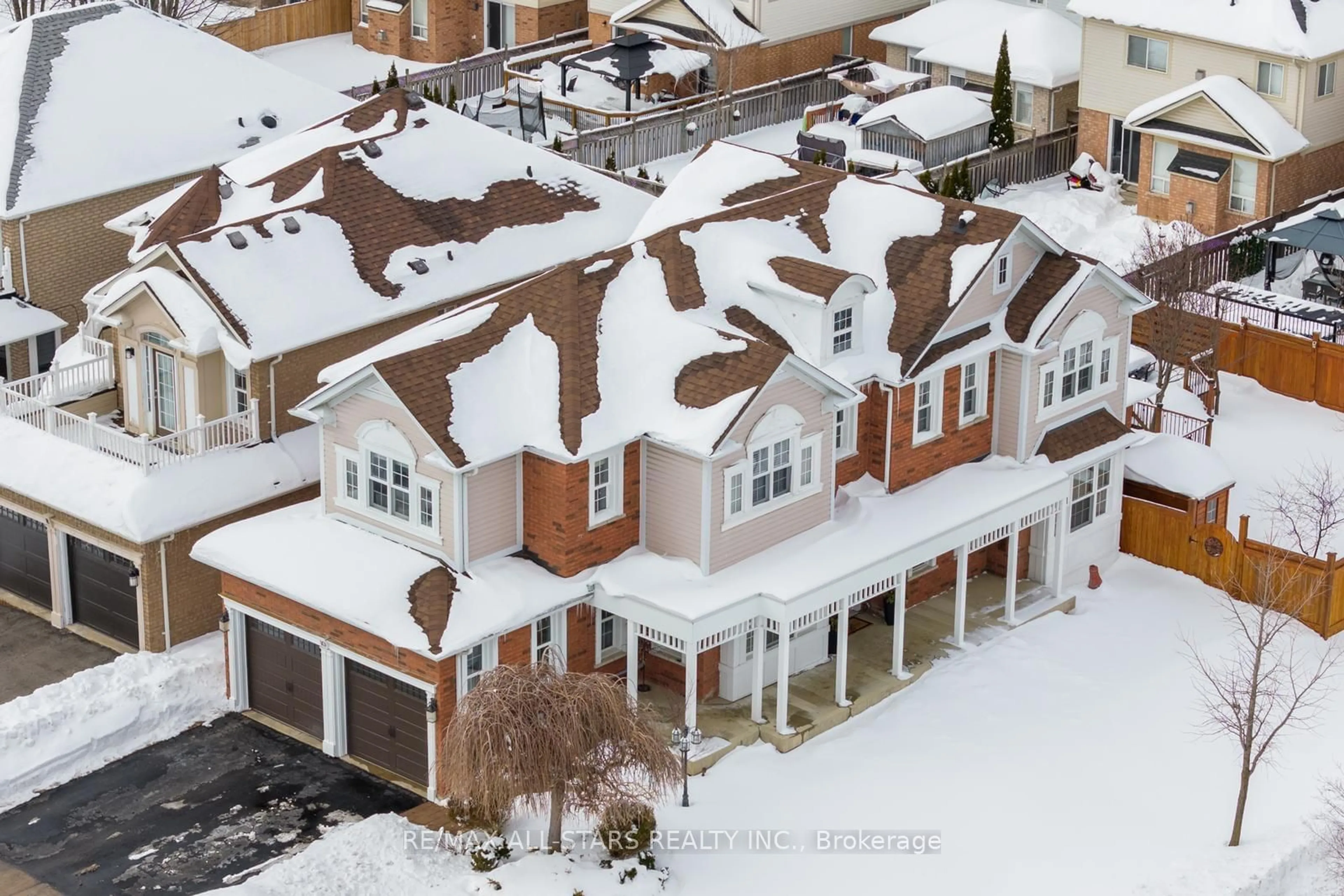 A pic from outside/outdoor area/front of a property/back of a property/a pic from drone, street for 10 Woodlands Ave, Whitby Ontario L1R 2S9