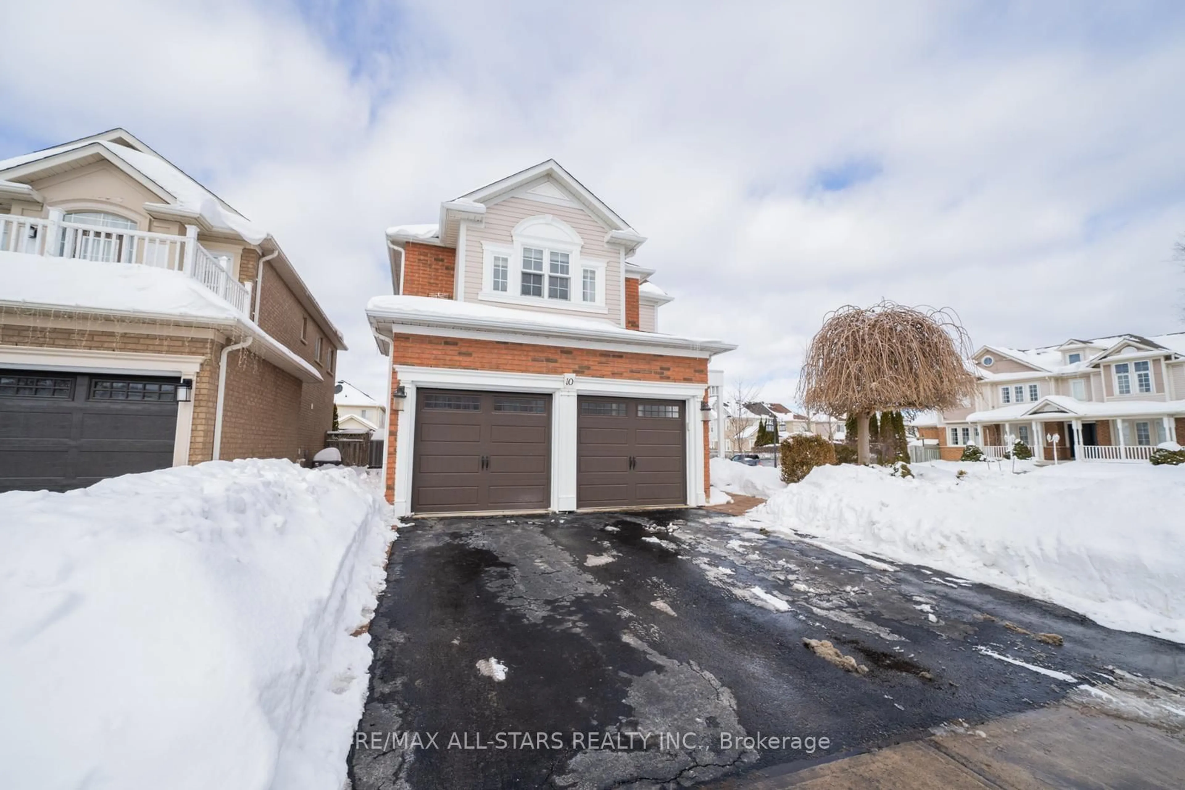 A pic from outside/outdoor area/front of a property/back of a property/a pic from drone, street for 10 Woodlands Ave, Whitby Ontario L1R 2S9