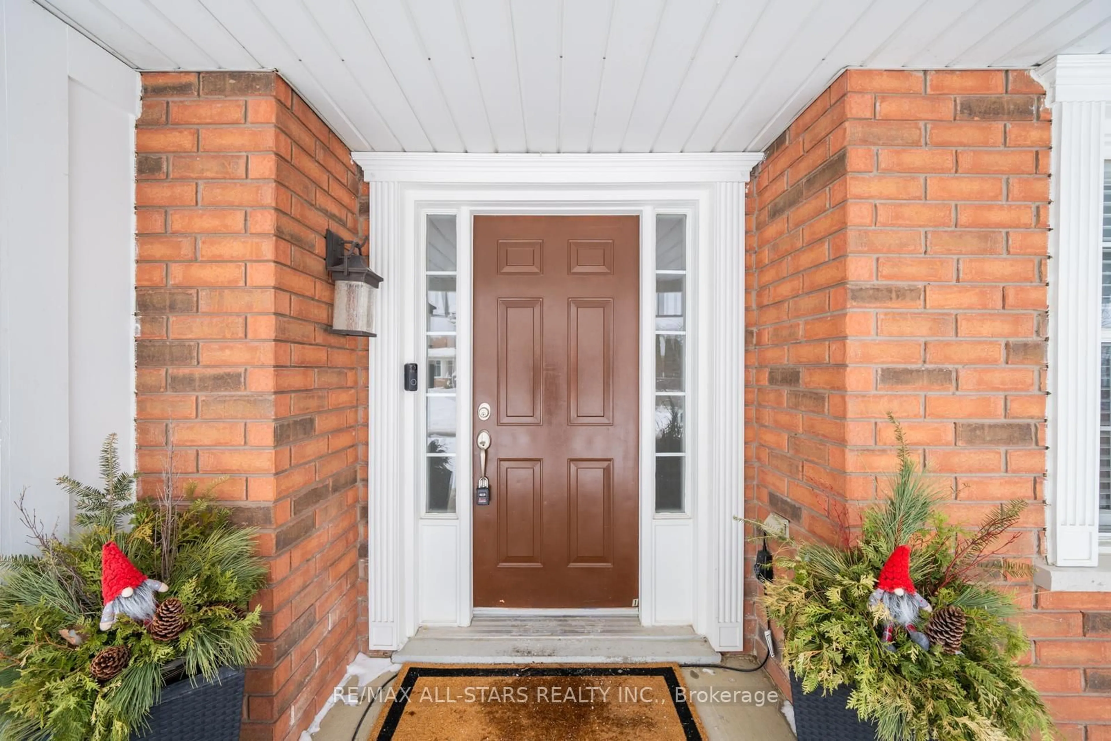 Indoor entryway for 10 Woodlands Ave, Whitby Ontario L1R 2S9