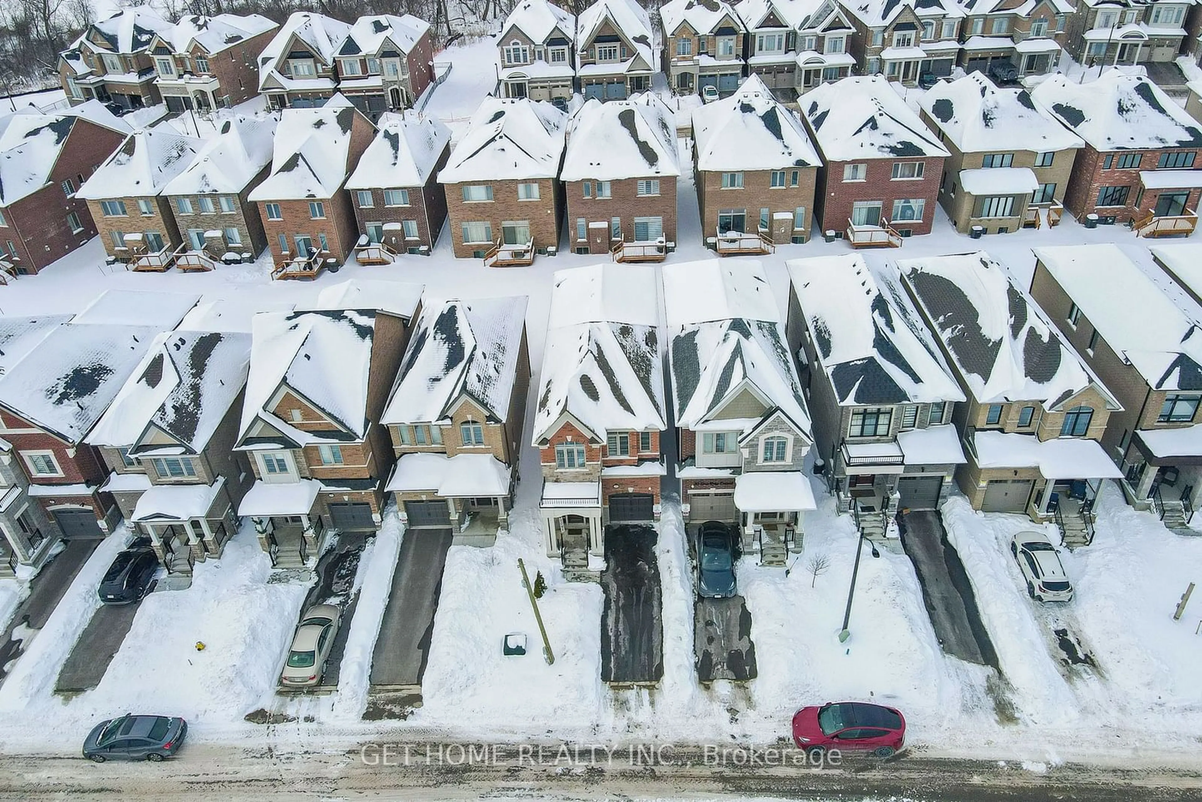 A pic from outside/outdoor area/front of a property/back of a property/a pic from drone, street for 32 Deer Ridge Cres, Whitby Ontario L1P 0P3