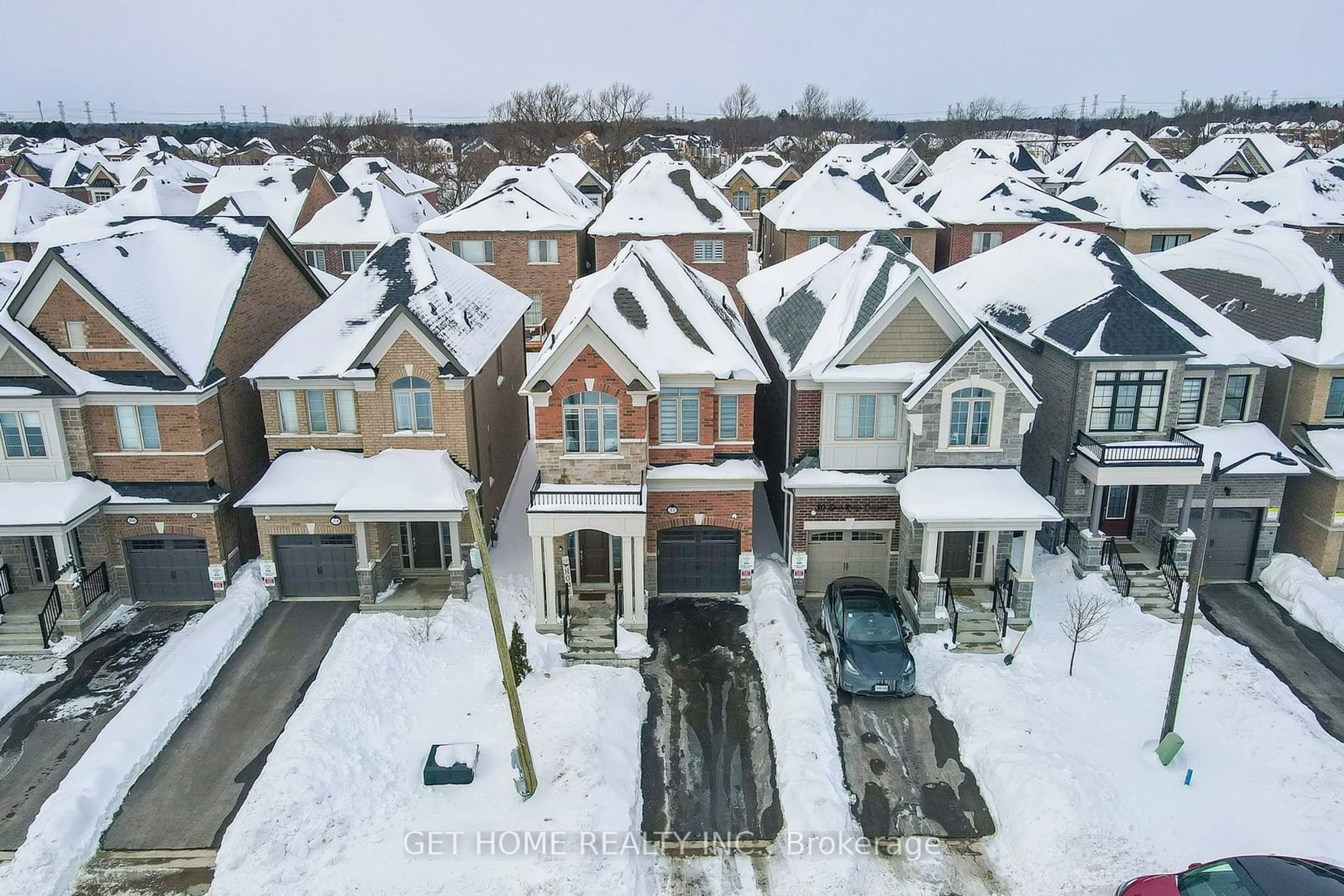 A pic from outside/outdoor area/front of a property/back of a property/a pic from drone, street for 32 Deer Ridge Cres, Whitby Ontario L1P 0P3