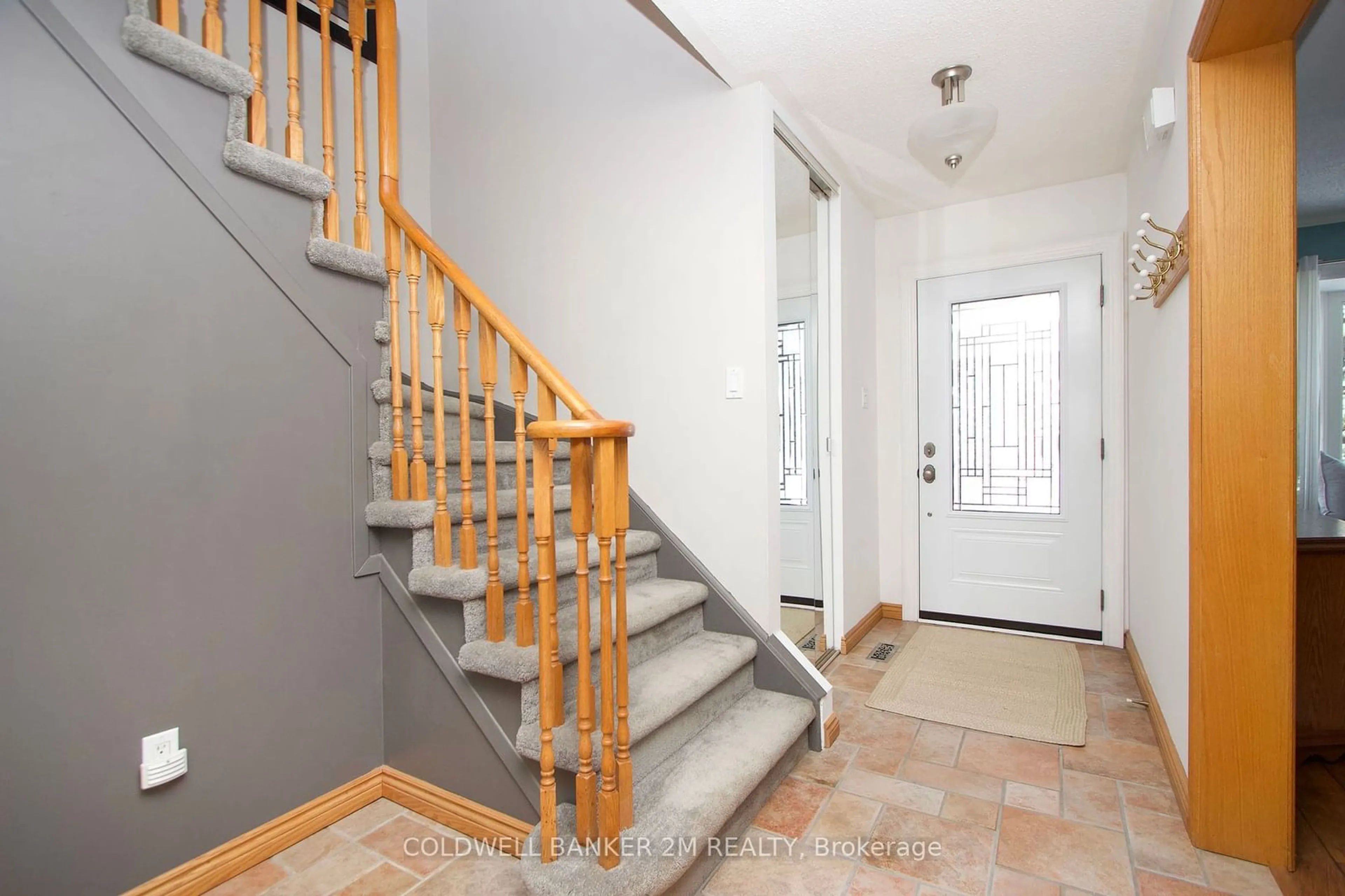 Indoor entryway for 19 Ladies College Dr, Whitby Ontario L1N 6H1