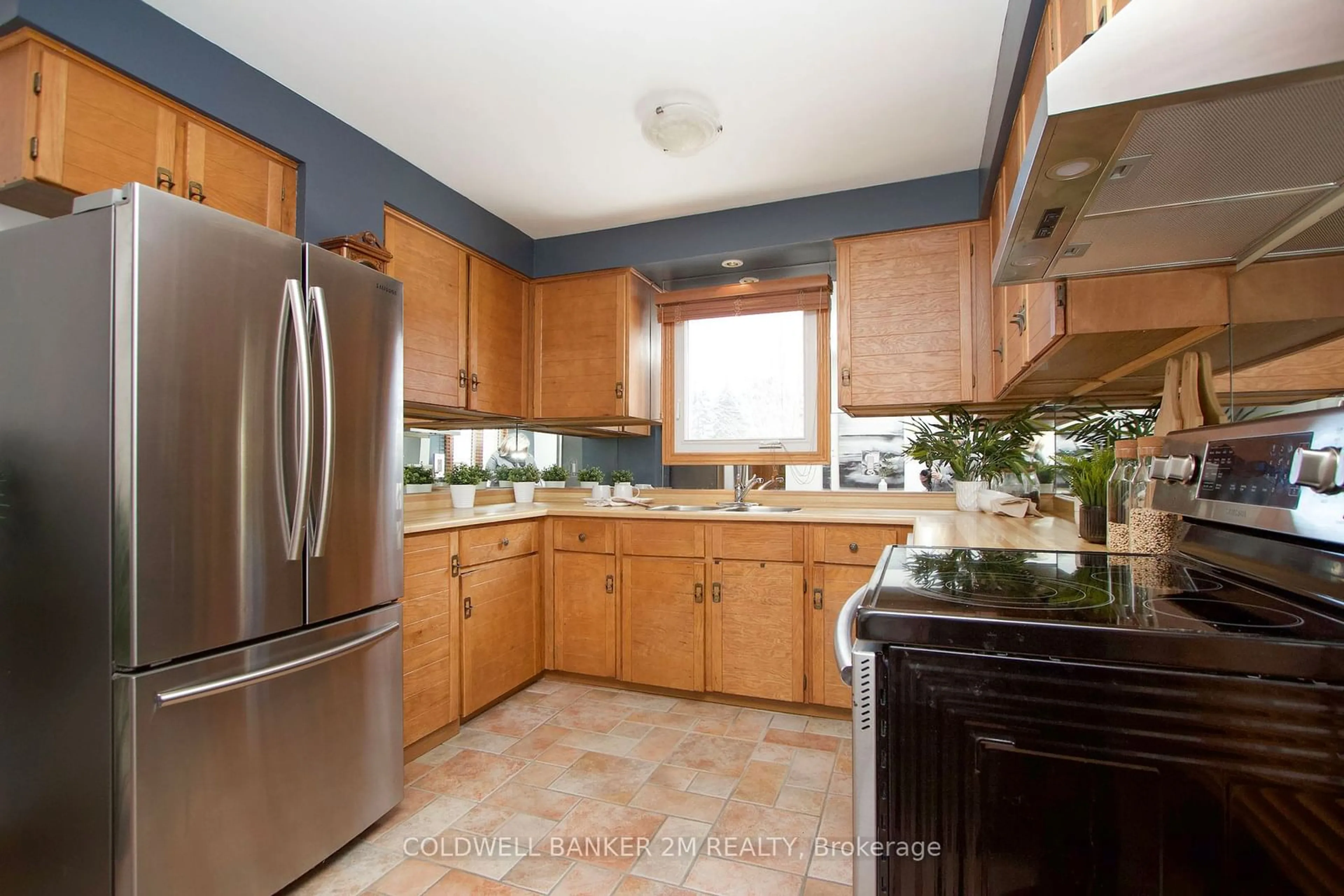 Standard kitchen, unknown for 19 Ladies College Dr, Whitby Ontario L1N 6H1