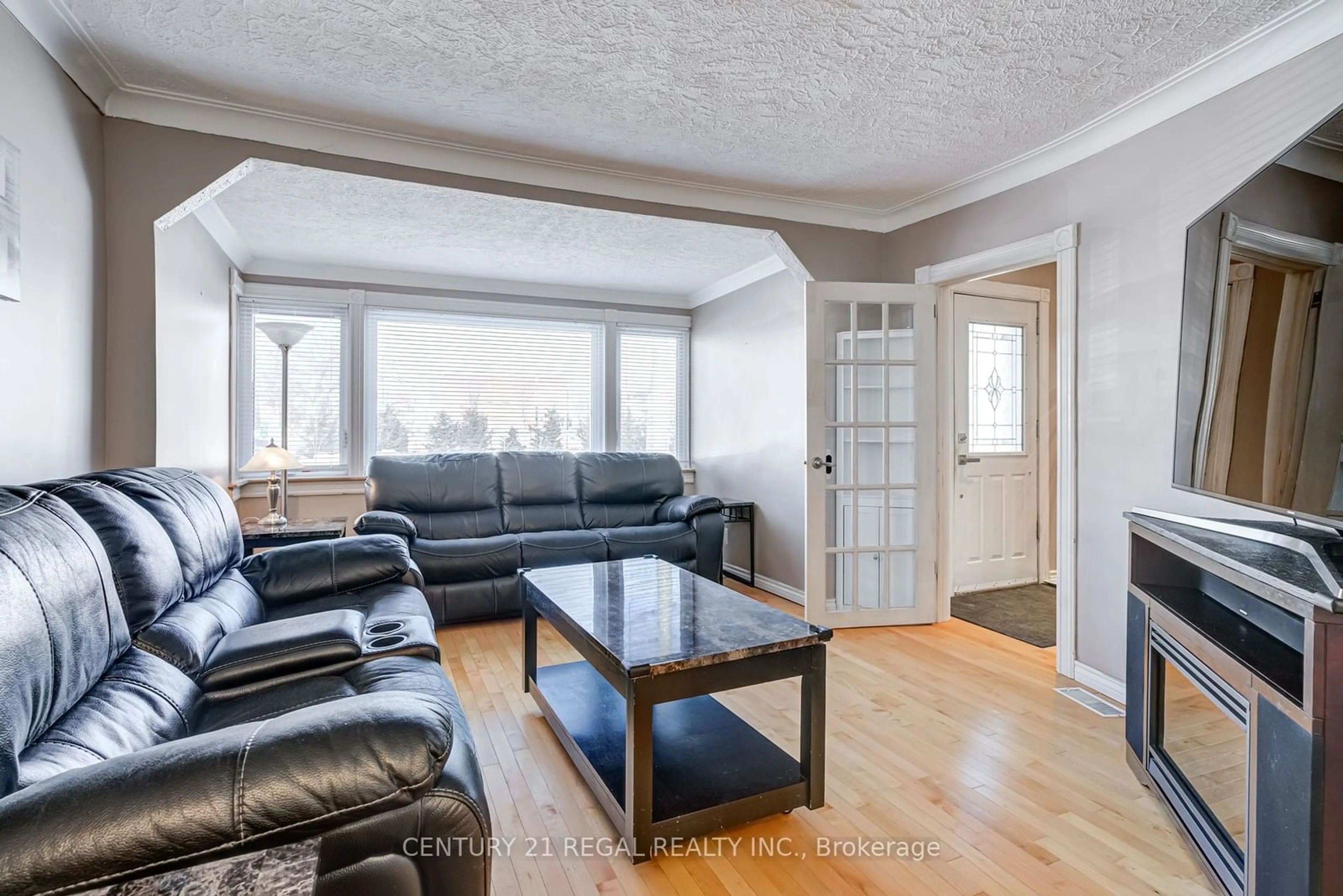 Living room with furniture, unknown for 527 Sammon Ave, Toronto Ontario M4J 2B3