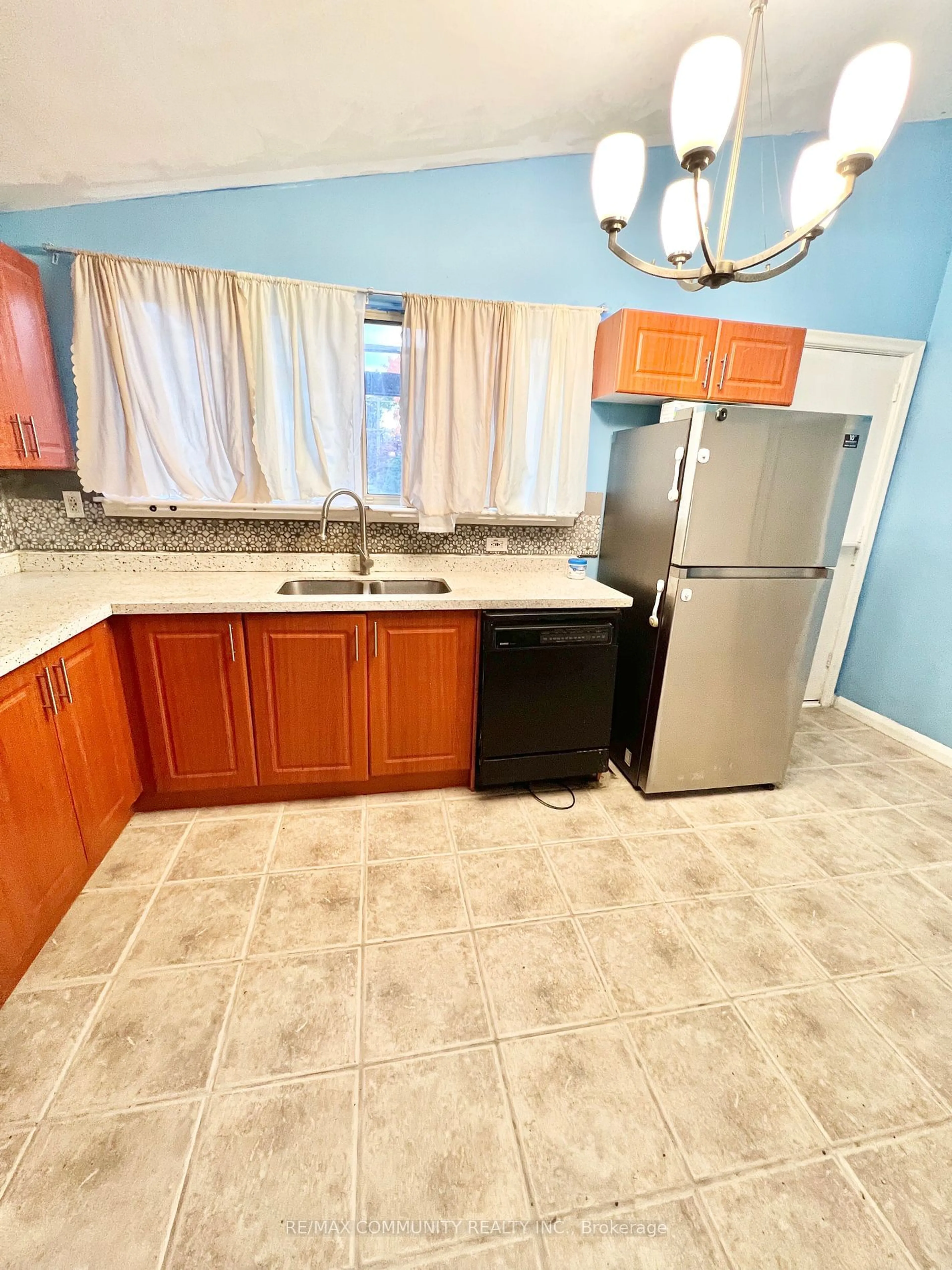 Standard kitchen, ceramic/tile floor for 36 Benprice Crt, Toronto Ontario M1H 1N3