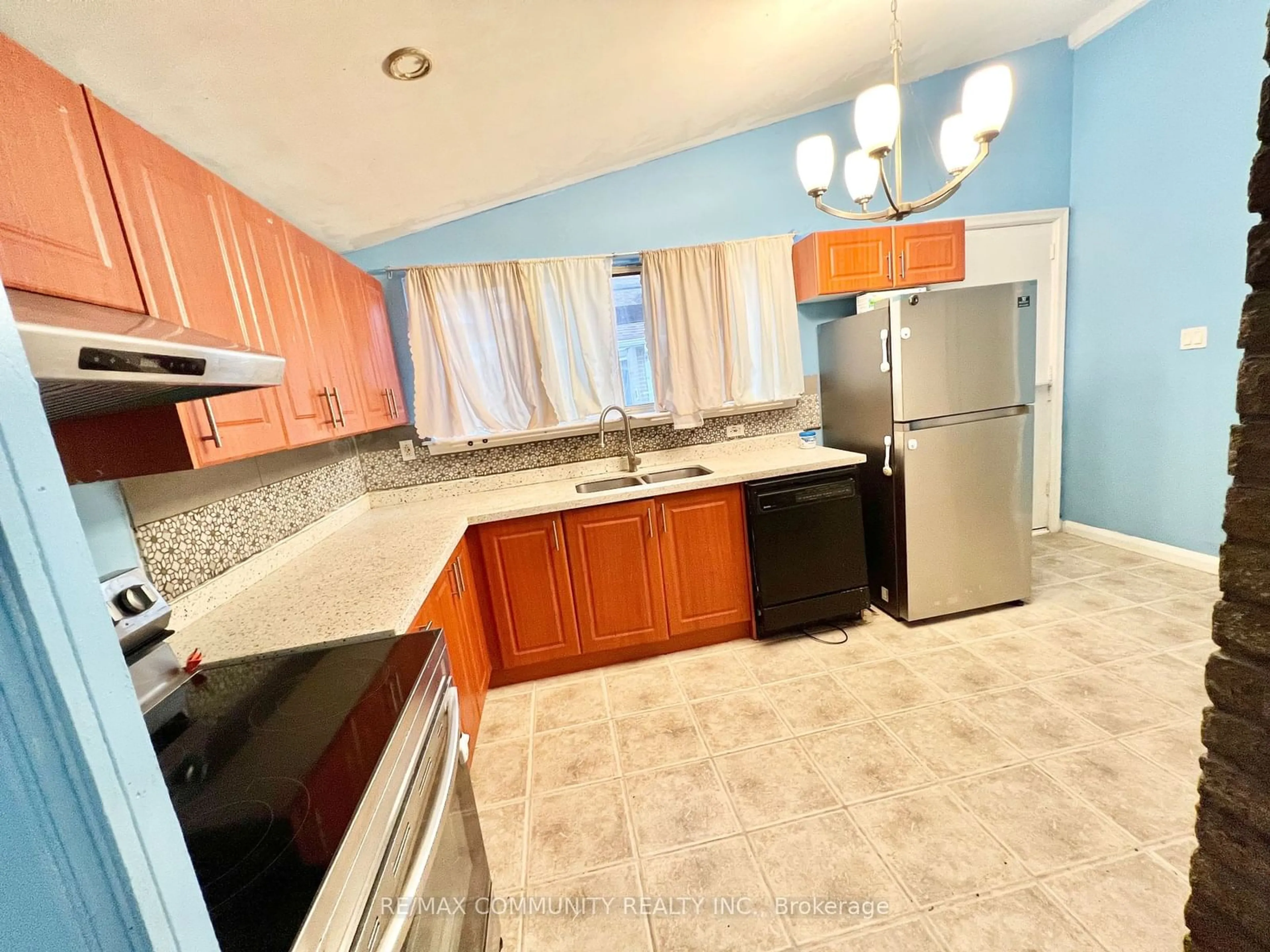 Standard kitchen, ceramic/tile floor for 36 Benprice Crt, Toronto Ontario M1H 1N3