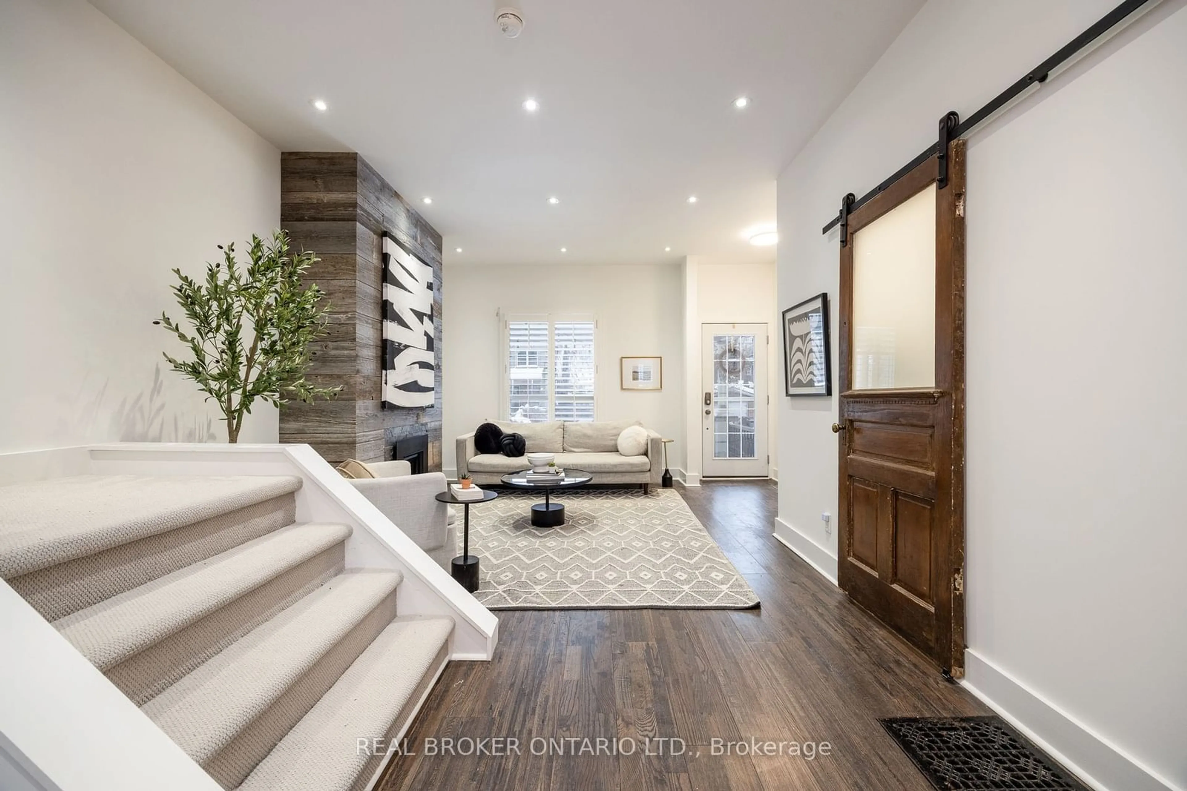 Indoor entryway for 6 Vancouver Ave, Toronto Ontario M4L 2S8