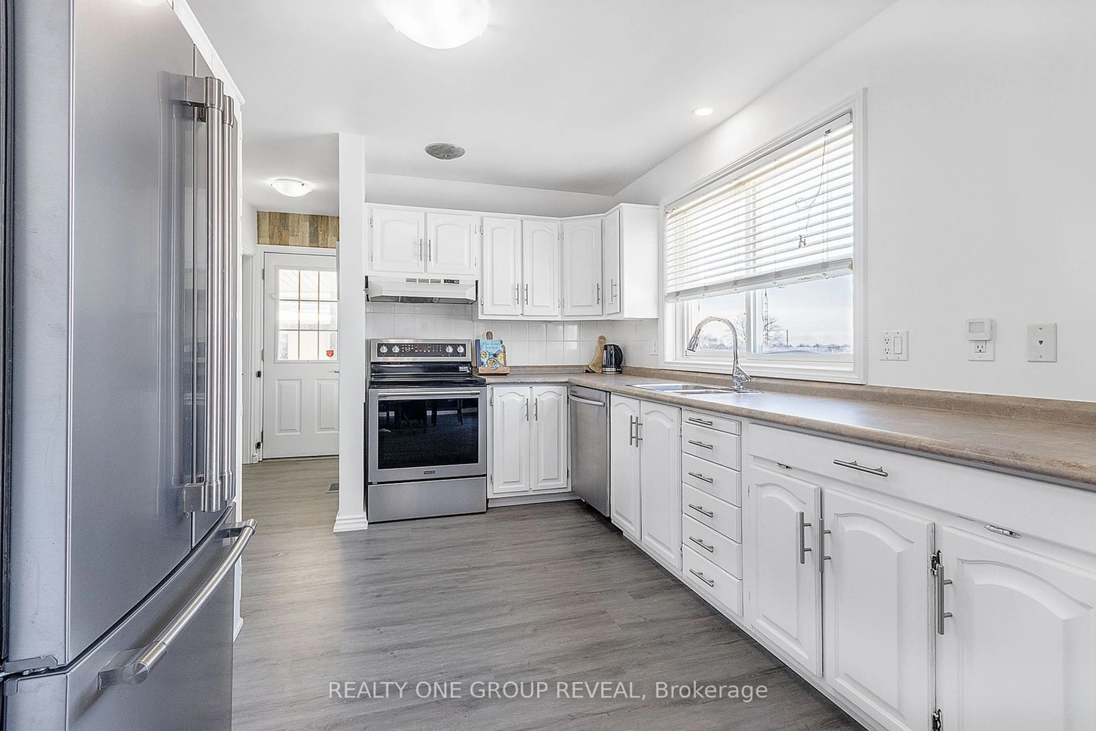 Open concept kitchen, unknown for 70 Keewatin St, Oshawa Ontario L1H 6Z1