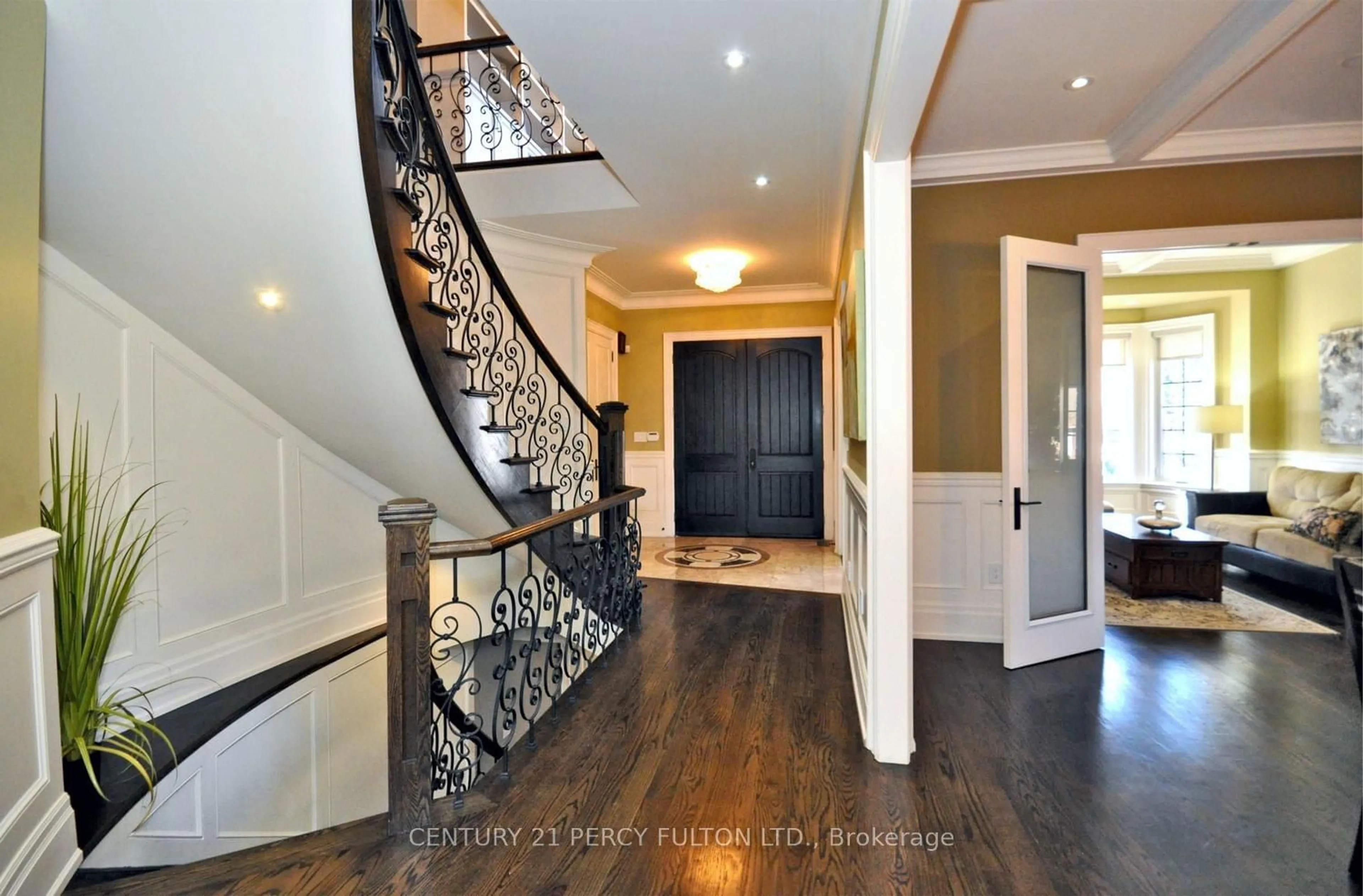 Indoor entryway for 9 Aspen Ave, Toronto Ontario M4B 2Z1