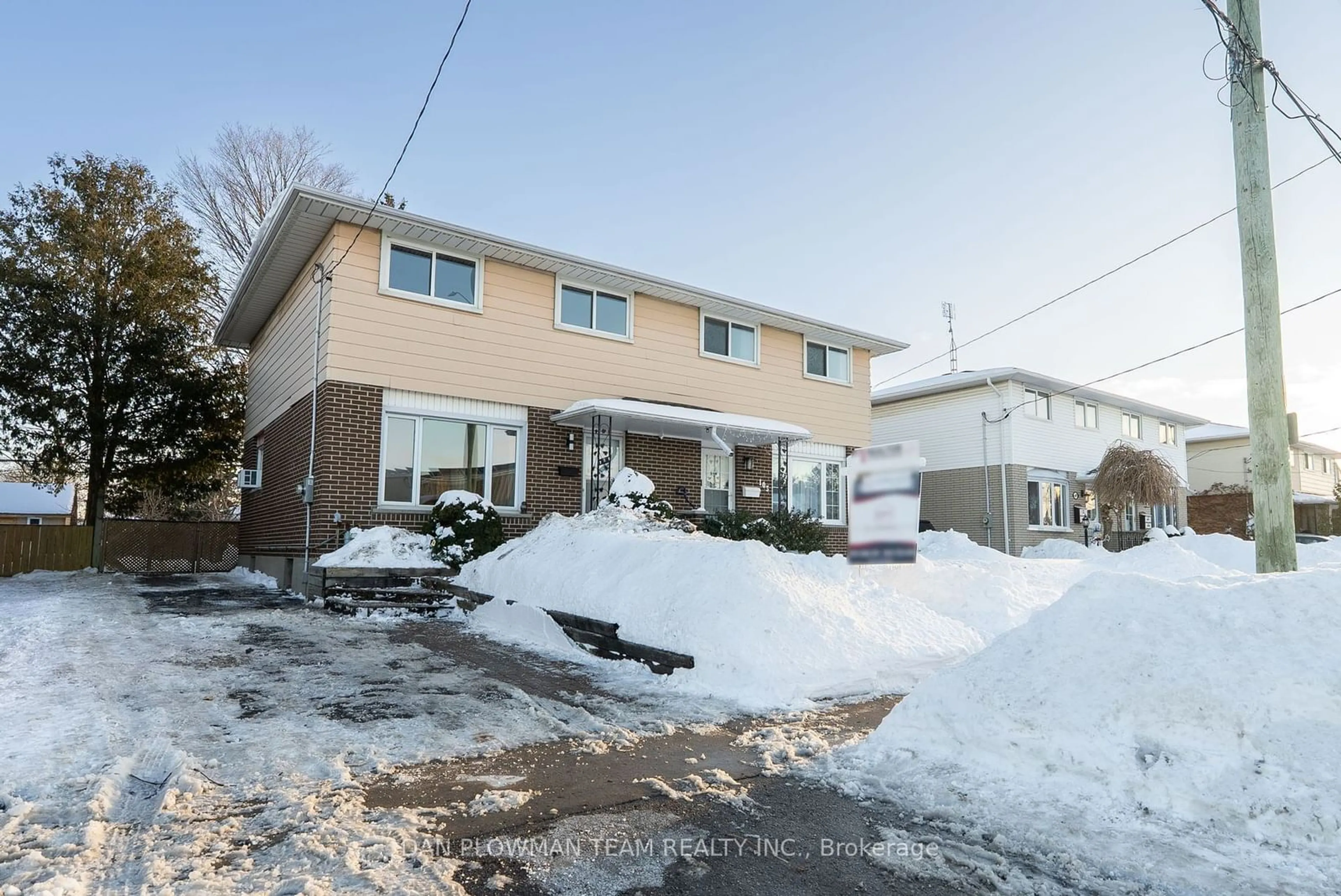 A pic from outside/outdoor area/front of a property/back of a property/a pic from drone, street for 101 Russett Ave, Oshawa Ontario L1G 3R4