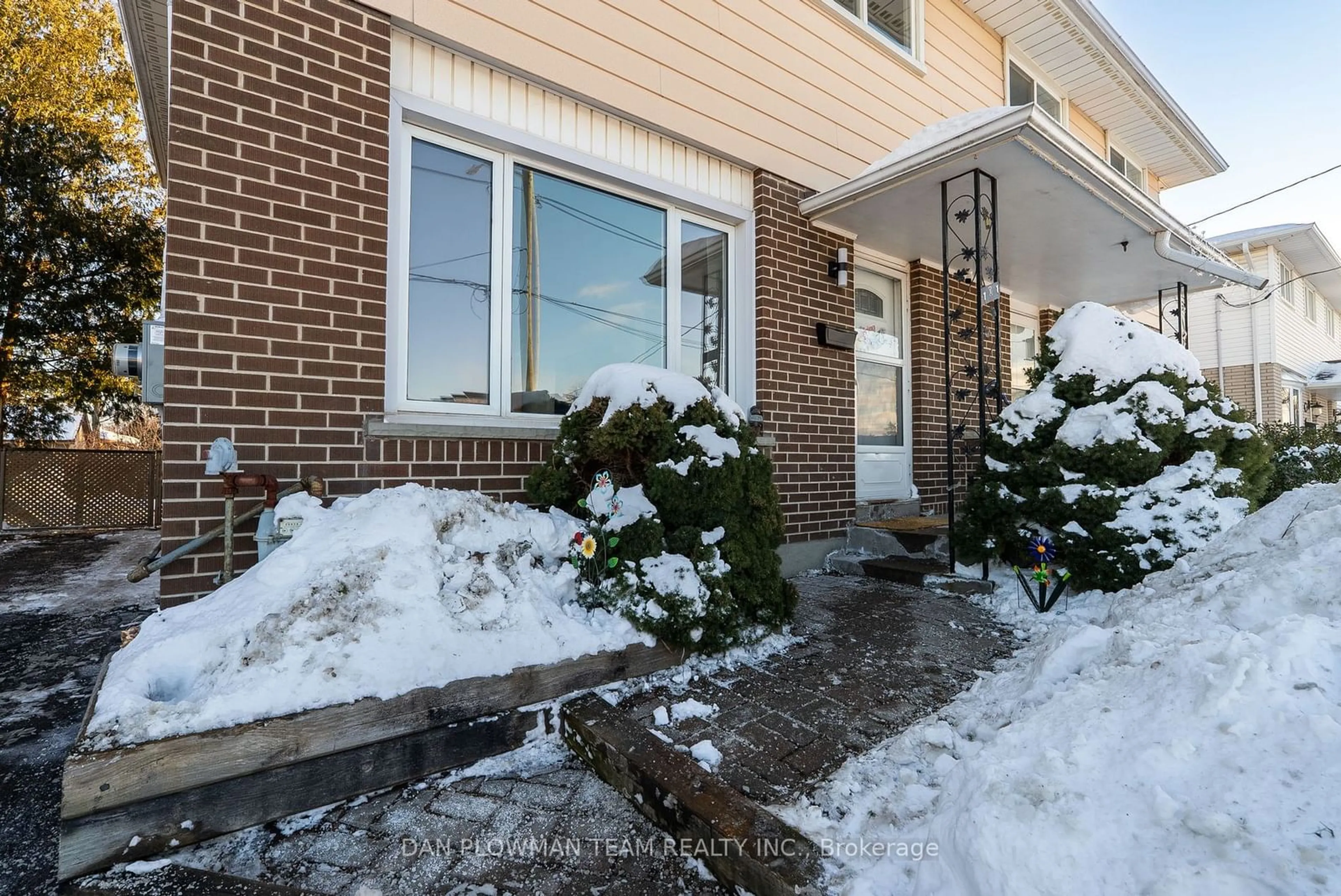 Indoor entryway for 101 Russett Ave, Oshawa Ontario L1G 3R4