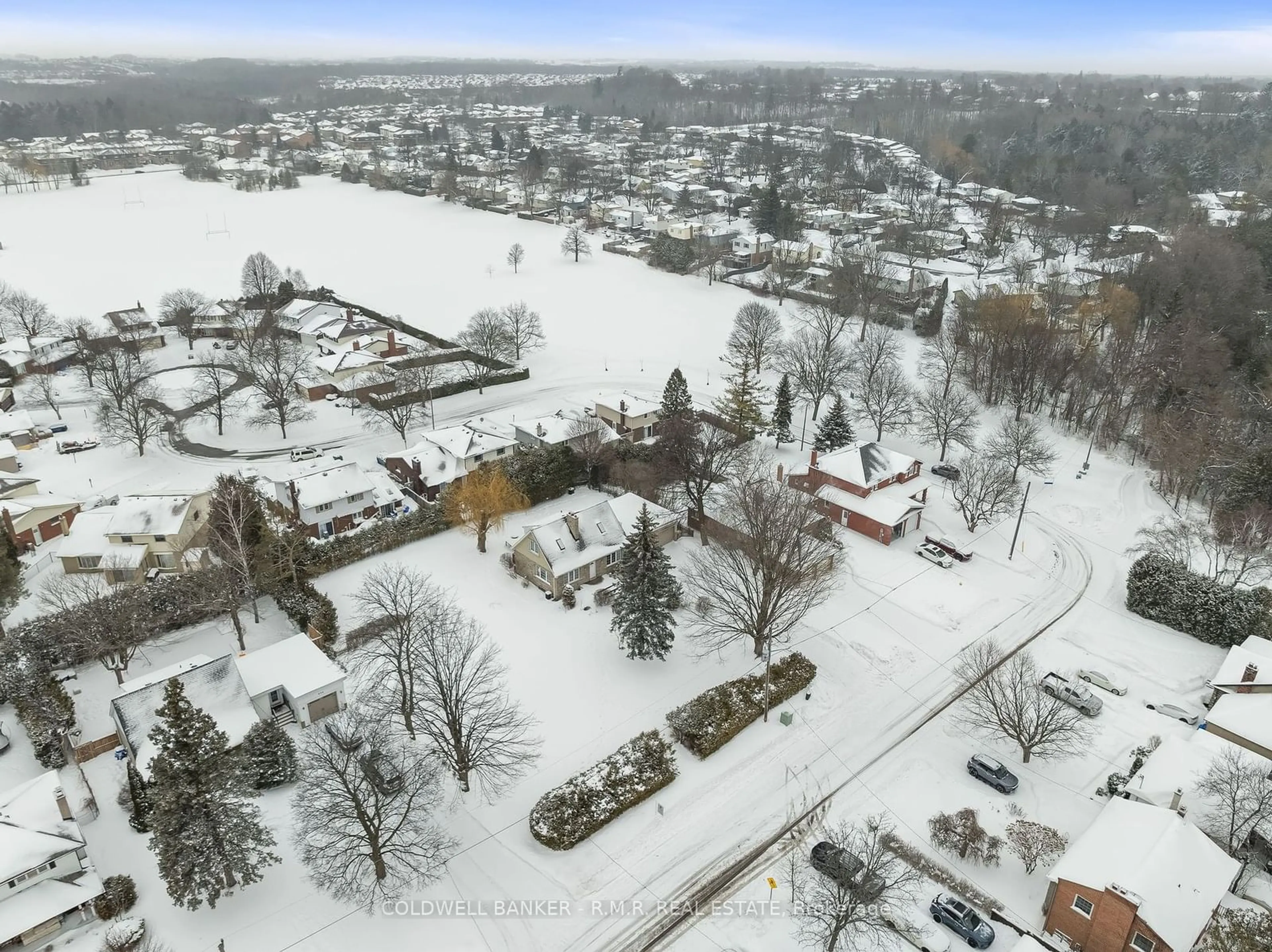 A pic from outside/outdoor area/front of a property/back of a property/a pic from drone, street for 900&904 Parklane Ave, Oshawa Ontario L1G 1N8