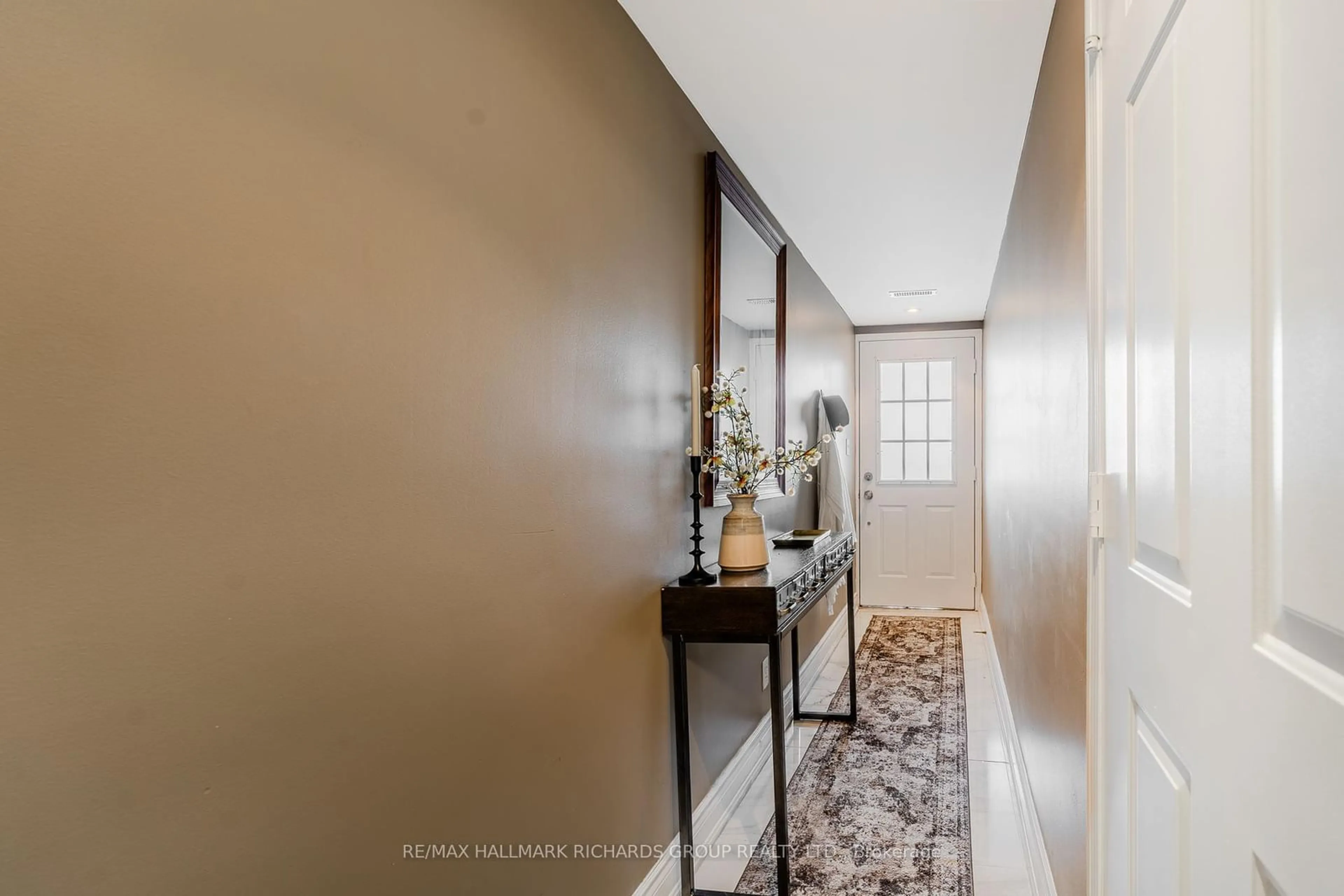 Indoor foyer for 2525 Gerrard St, Toronto Ontario M1N 1W9