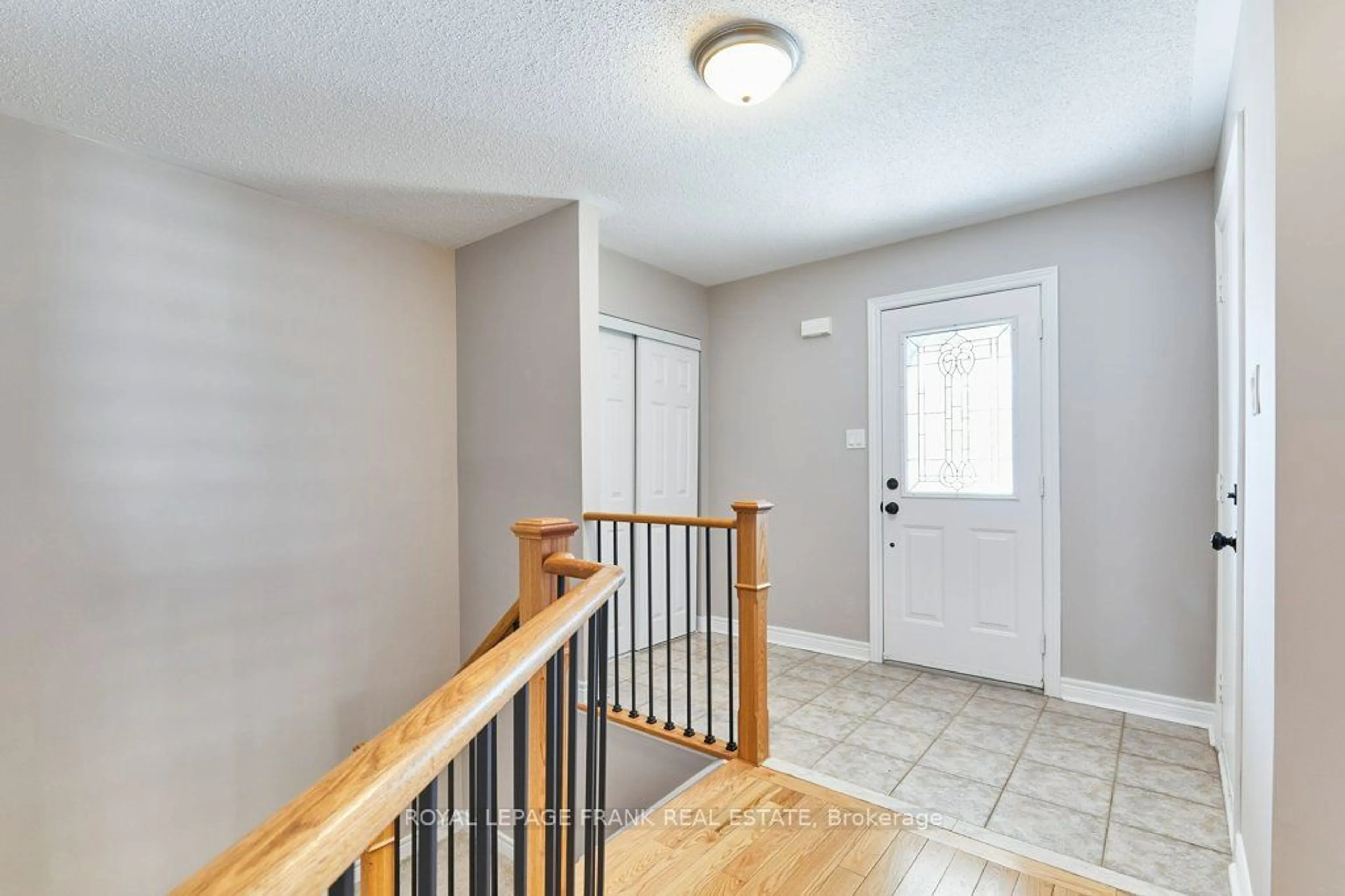 Indoor entryway for 39 Steinway Dr, Scugog Ontario L9L 1V3