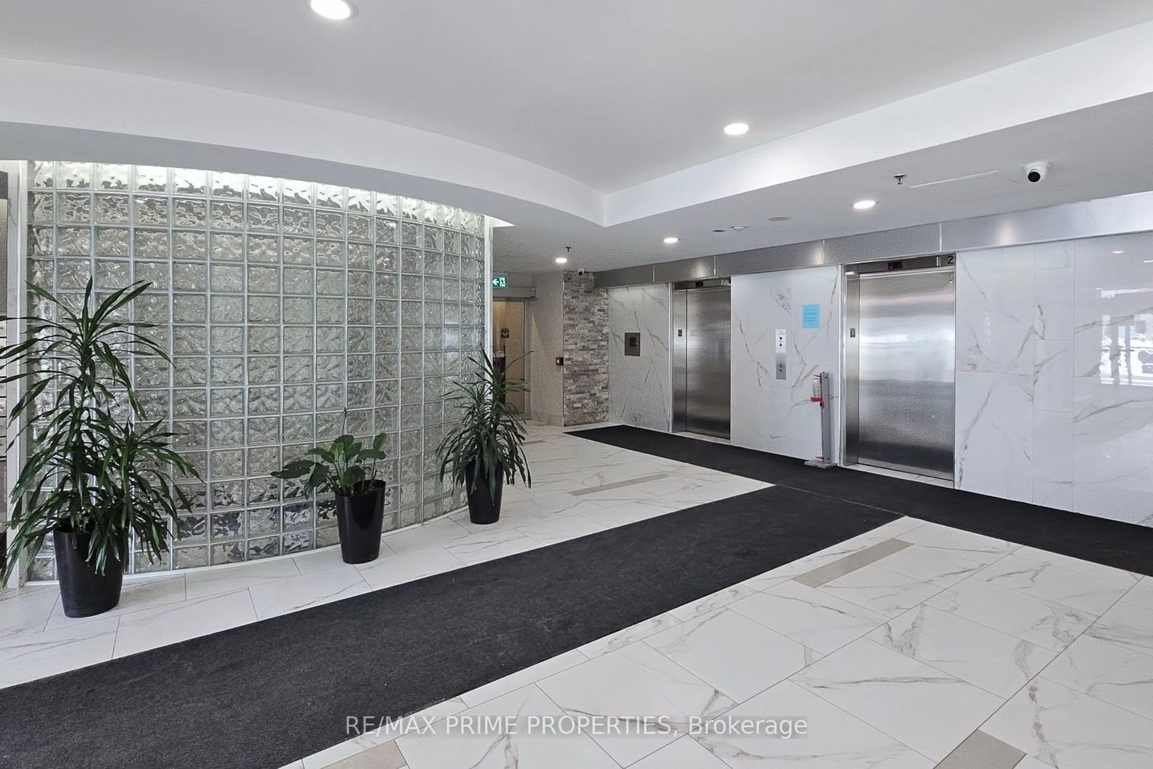 Indoor foyer for 2550 Lawrence Ave #617, Toronto Ontario M1P 2R7