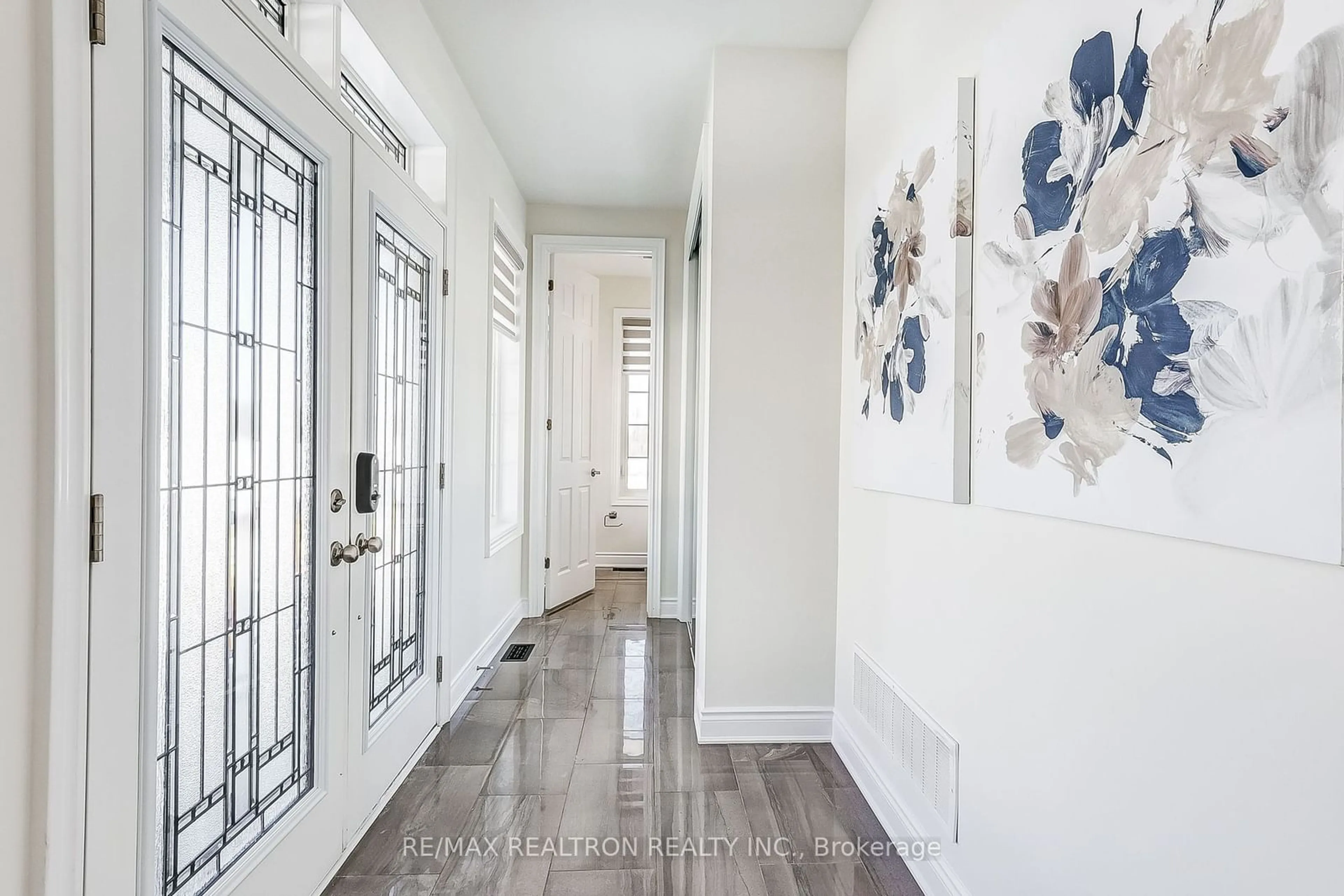 Indoor entryway for 3288 Turnstone Blvd, Pickering Ontario L1X 0M9