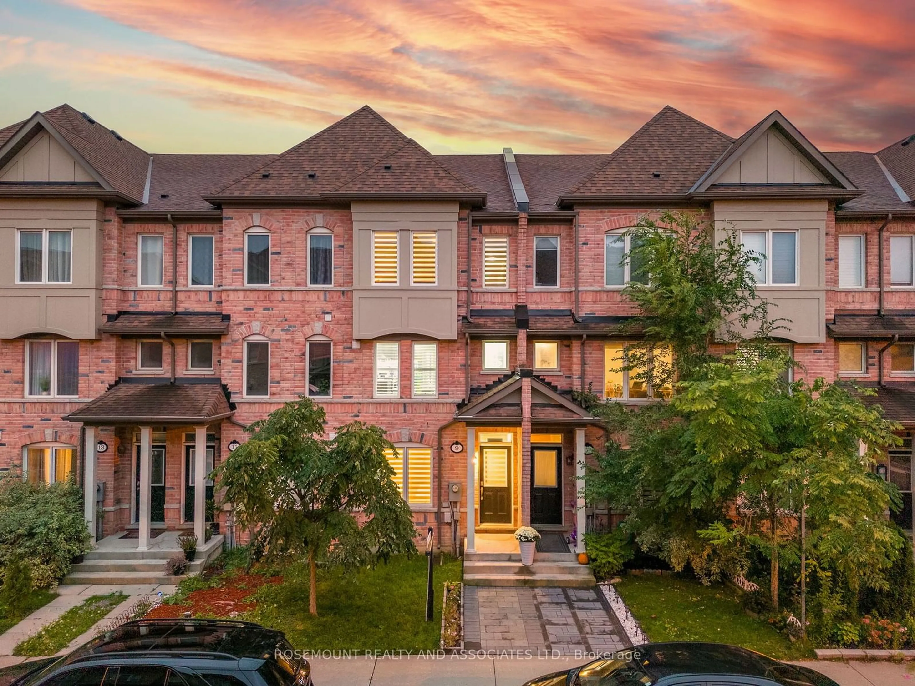 A pic from outside/outdoor area/front of a property/back of a property/a pic from drone, street for 9 De Jong St, Toronto Ontario M1P 0C1