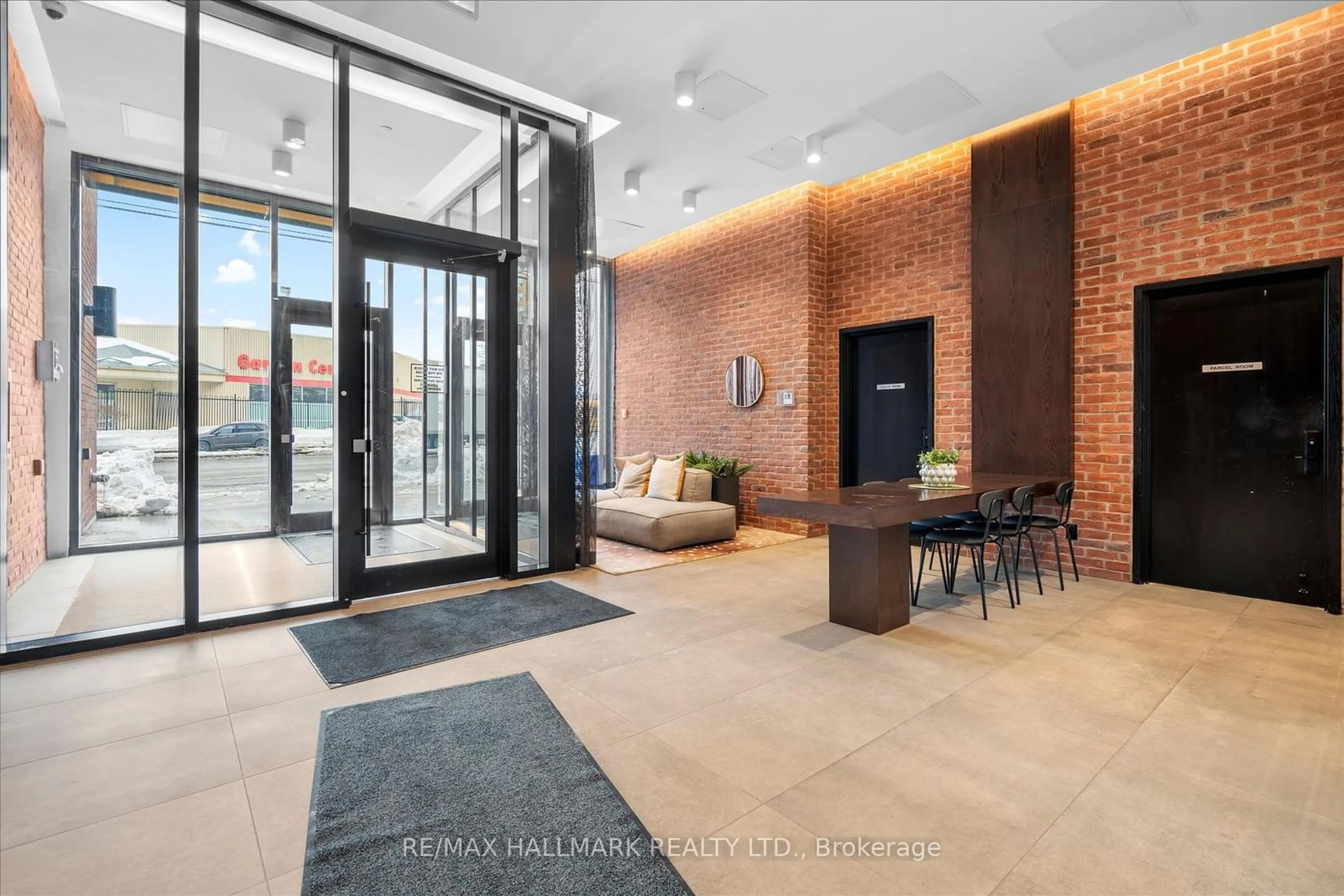 Indoor foyer for 2799 Kingston Rd #619, Toronto Ontario M1M 1N1