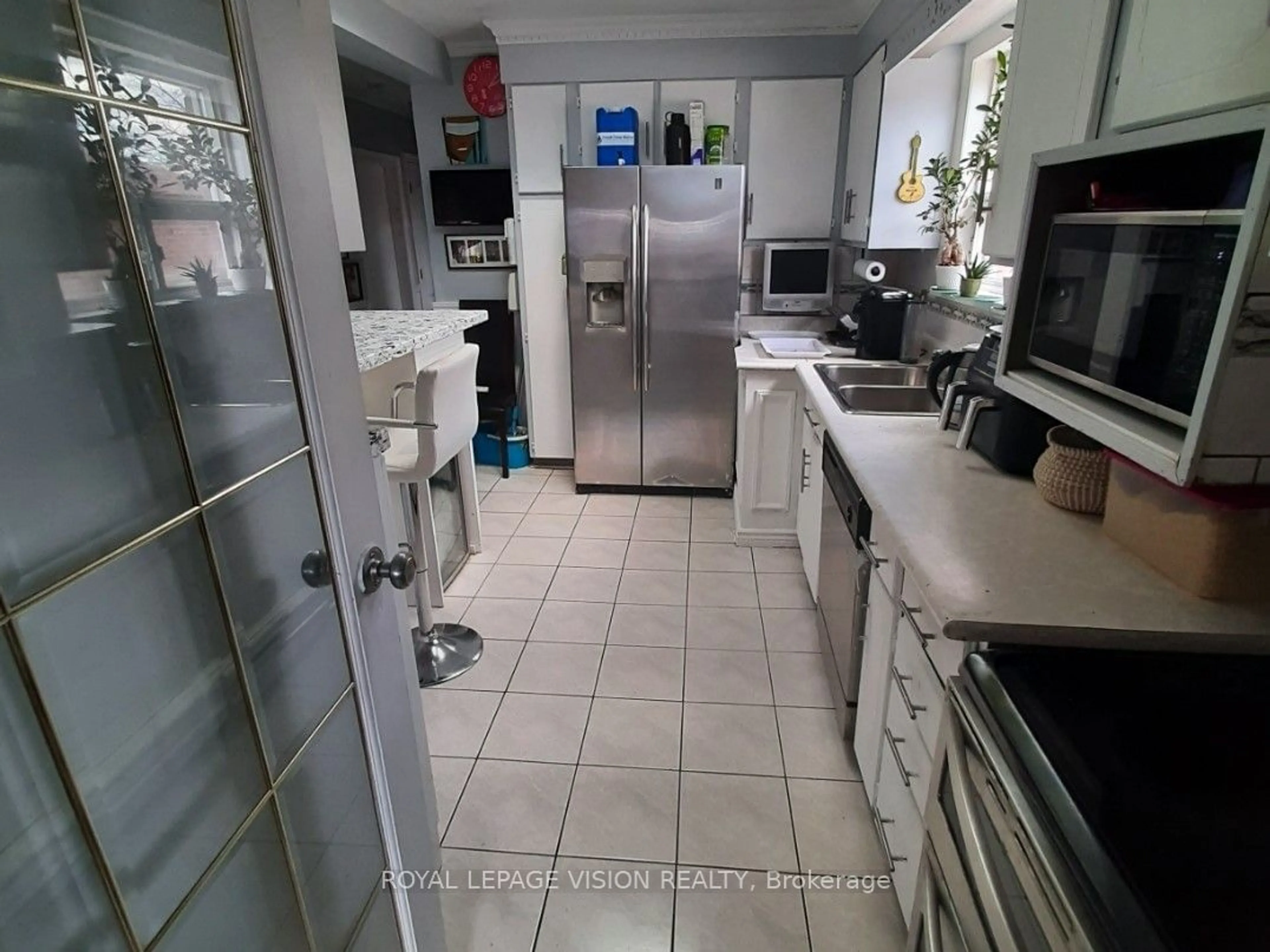 Standard kitchen, ceramic/tile floor for 52 Ellendale Dr, Toronto Ontario M1P 1N5