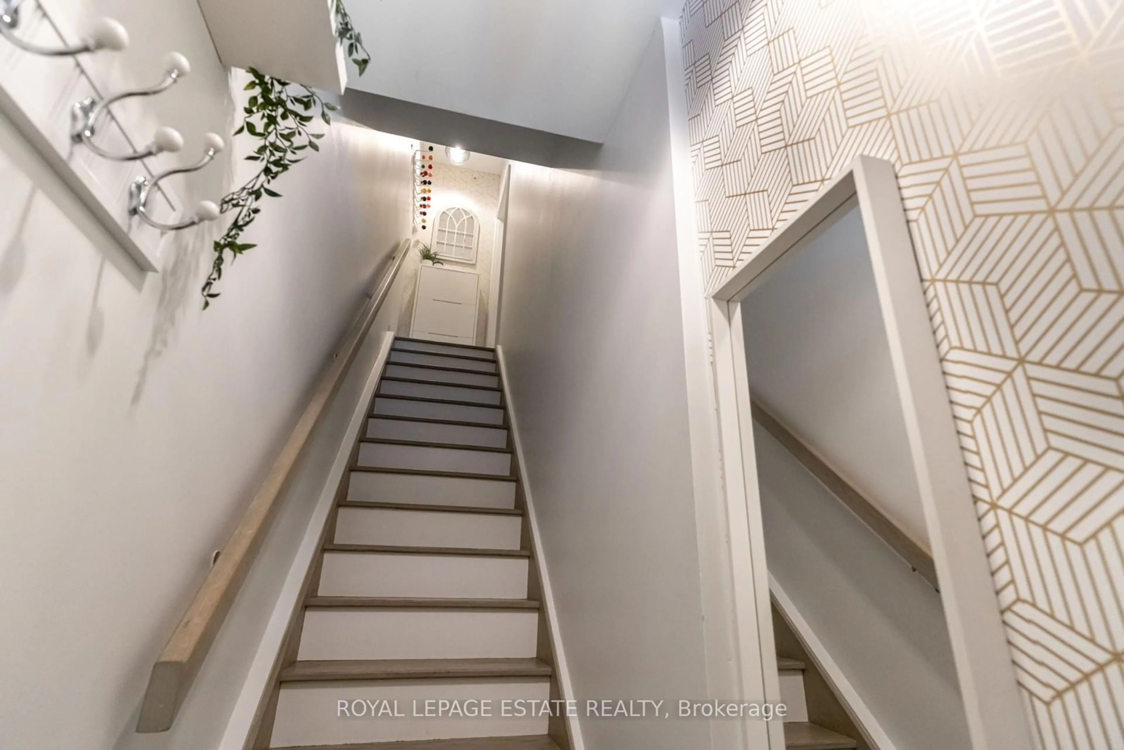 Stairs for 150 Broadview Ave #21, Toronto Ontario M4M 0A9