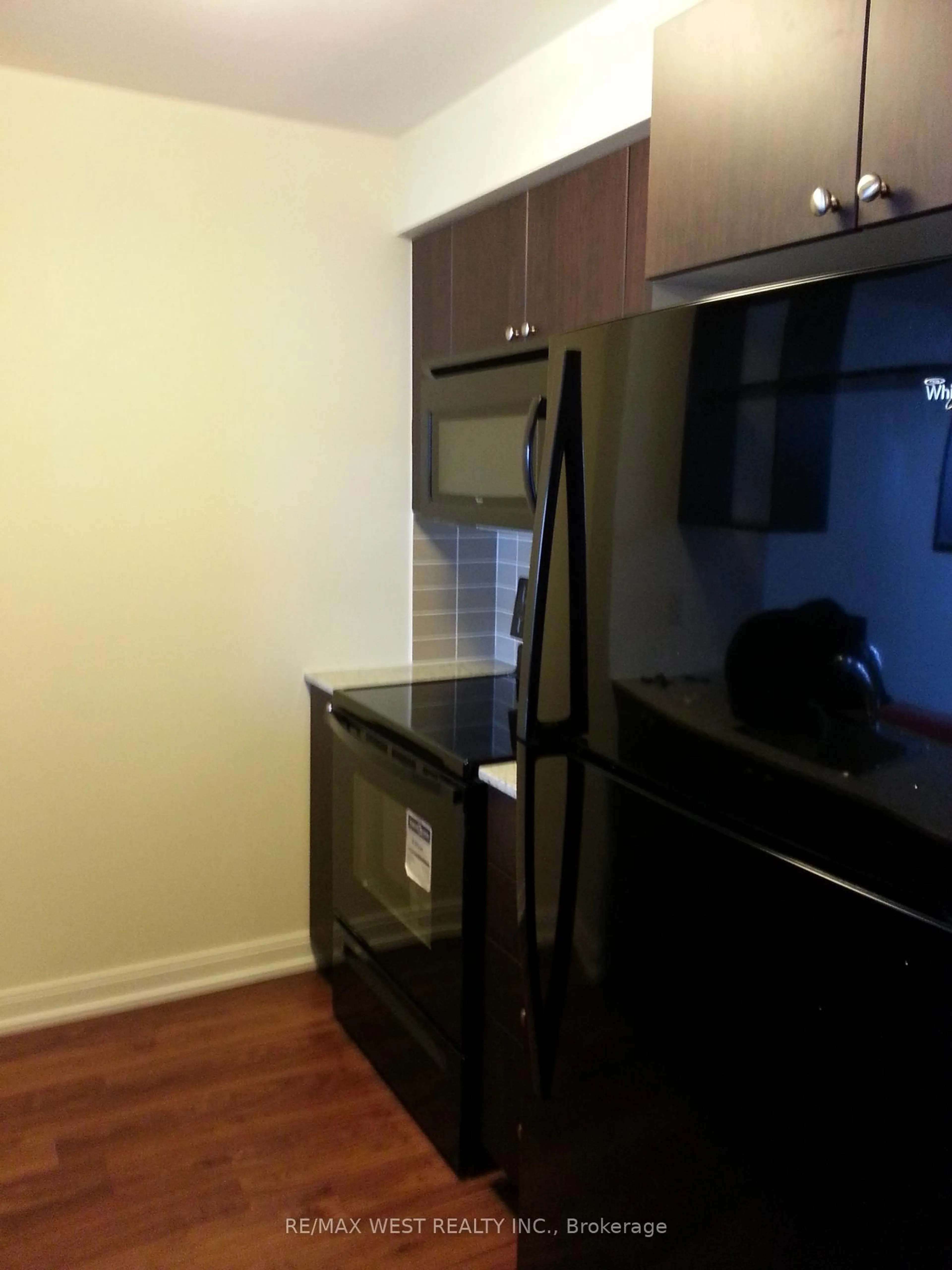 Standard kitchen, wood/laminate floor for 151 Village Green Sq #2805, Toronto Ontario M1S 0K5