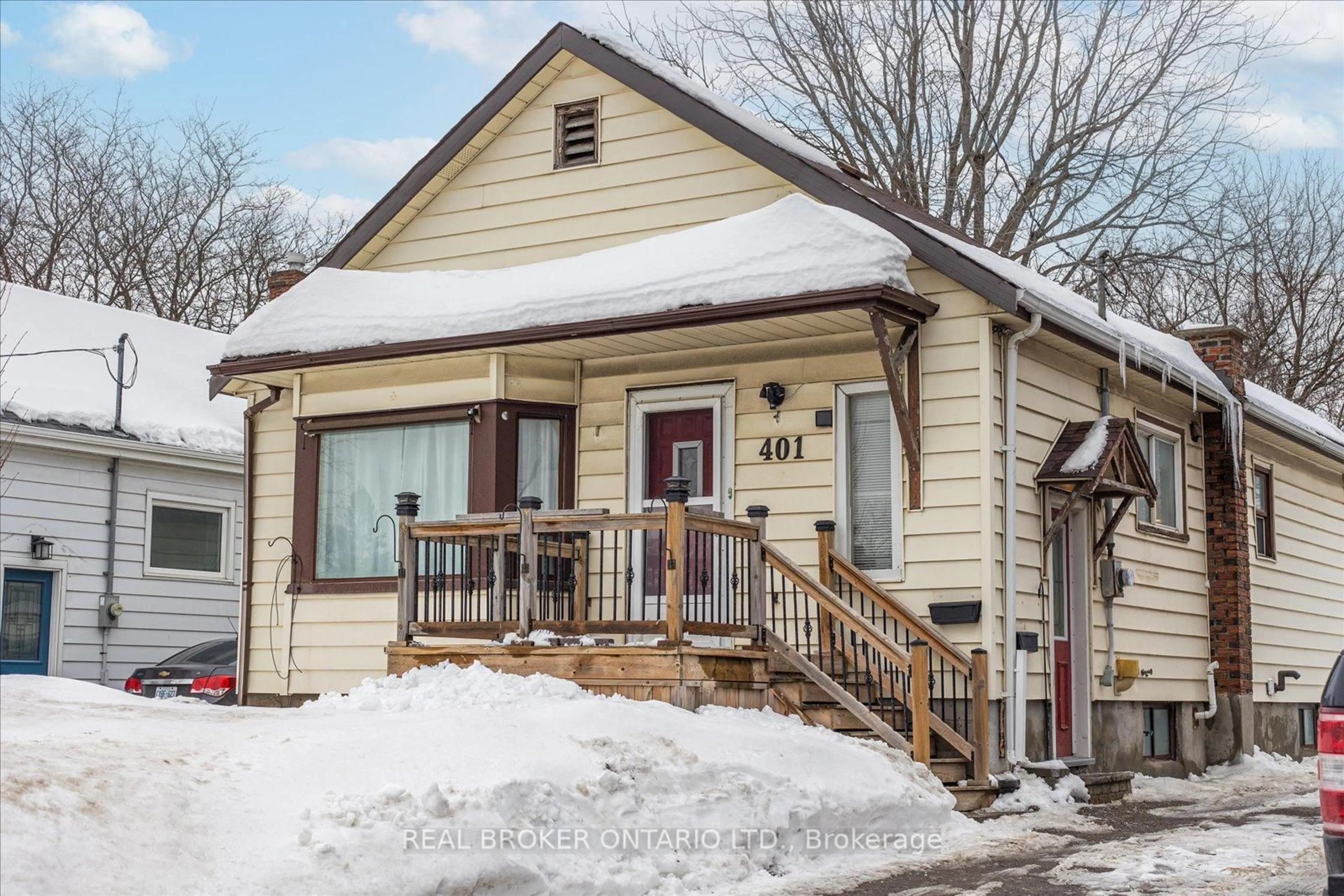 Home with vinyl exterior material, street for 401 Ritson Rd, Oshawa Ontario L1G 5P9