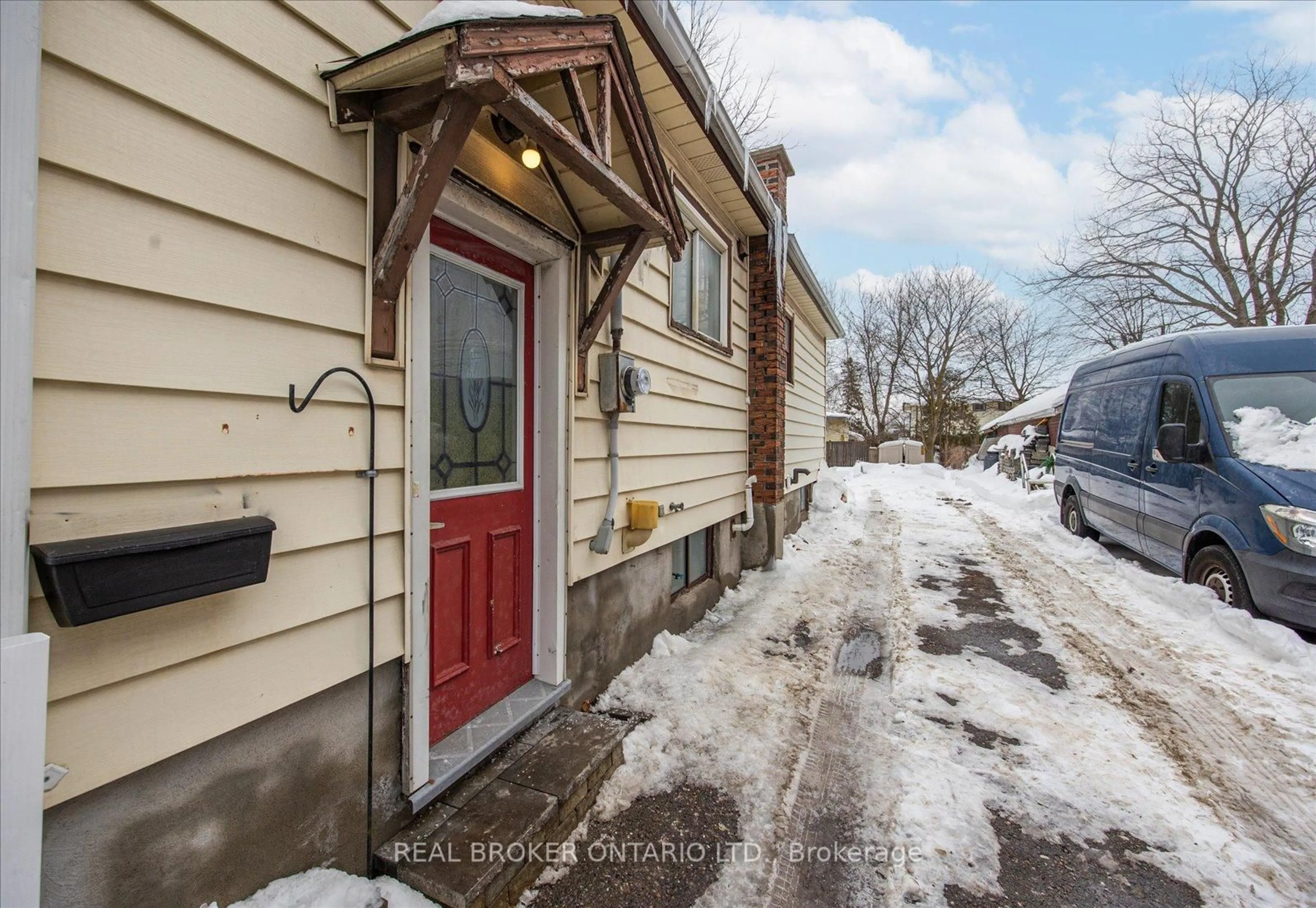 Indoor entryway for 401 Ritson Rd, Oshawa Ontario L1G 5P9