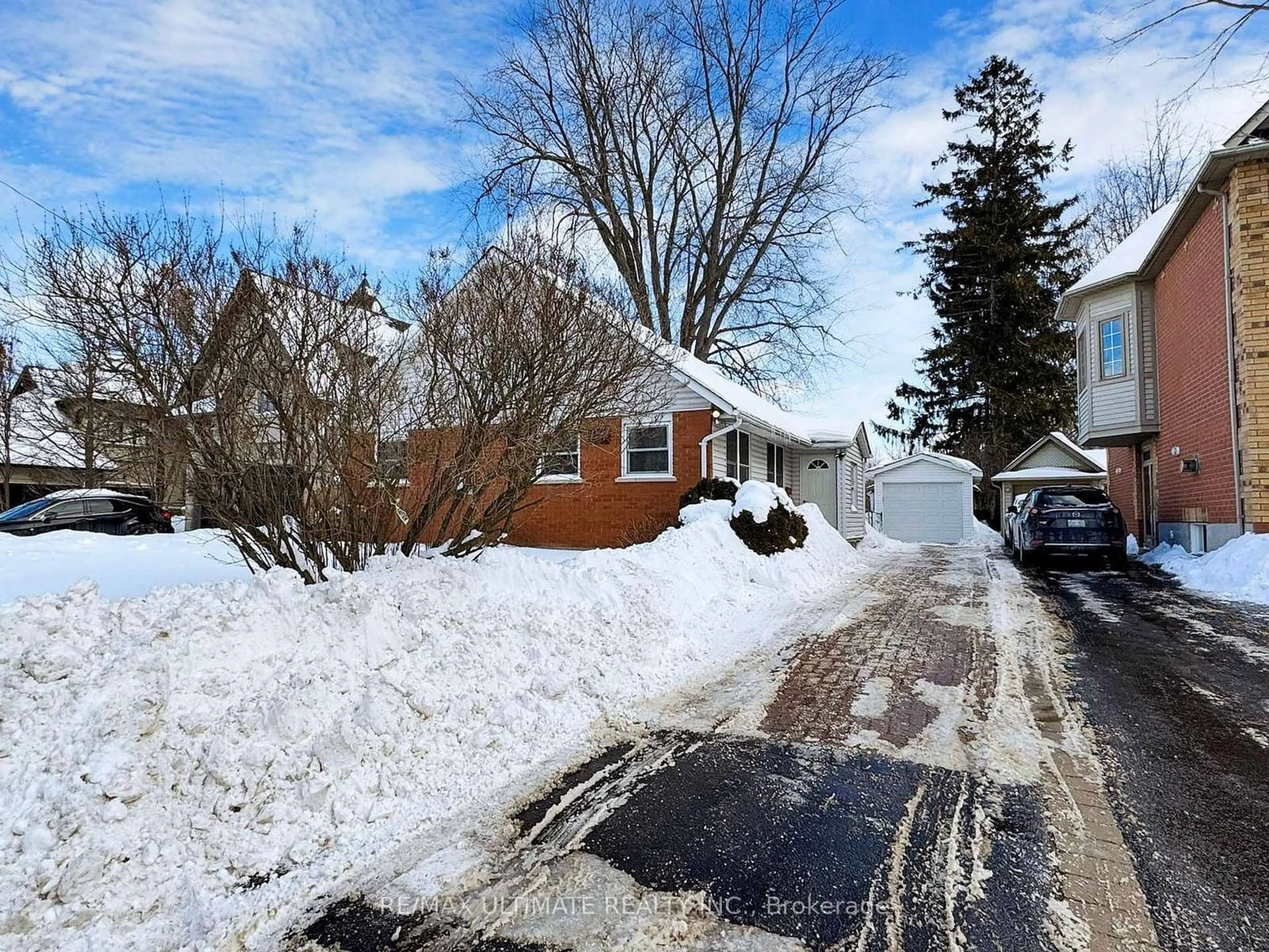 A pic from outside/outdoor area/front of a property/back of a property/a pic from drone, street for 467 Poplar Ave, Ajax Ontario L1S 1E7