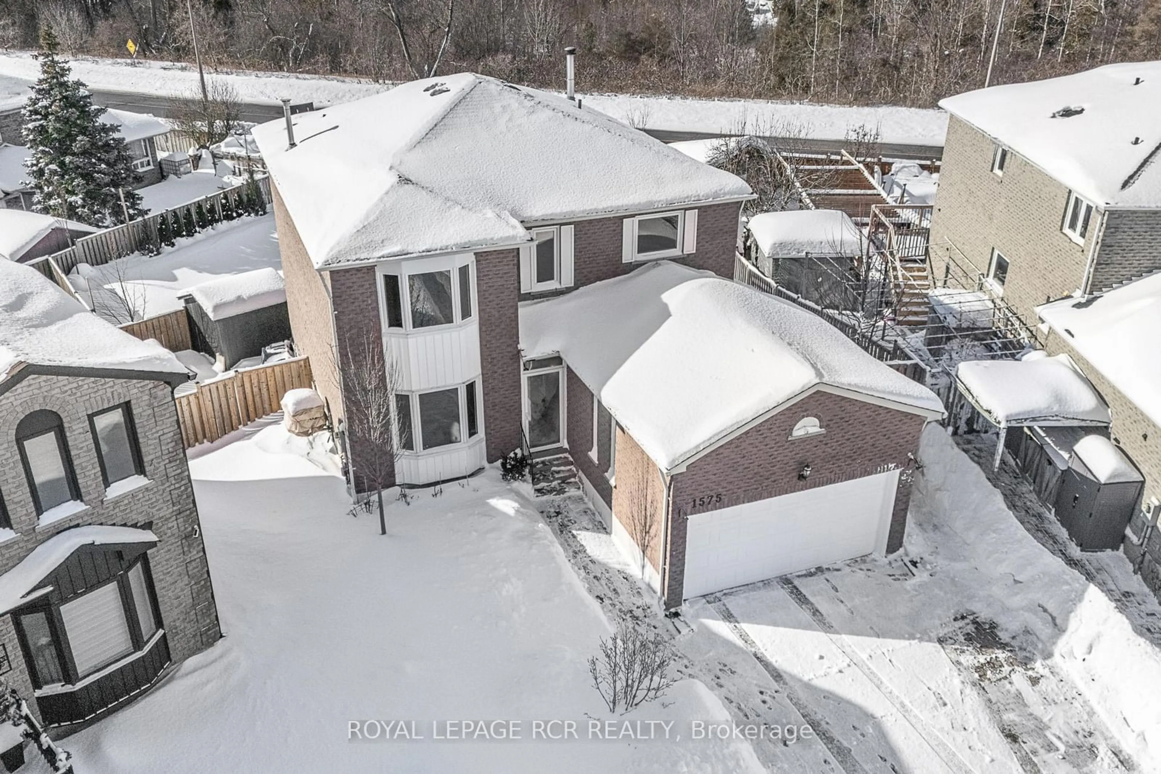 A pic from outside/outdoor area/front of a property/back of a property/a pic from drone, unknown for 1575 Somergrove Cres, Pickering Ontario L1X 2J5