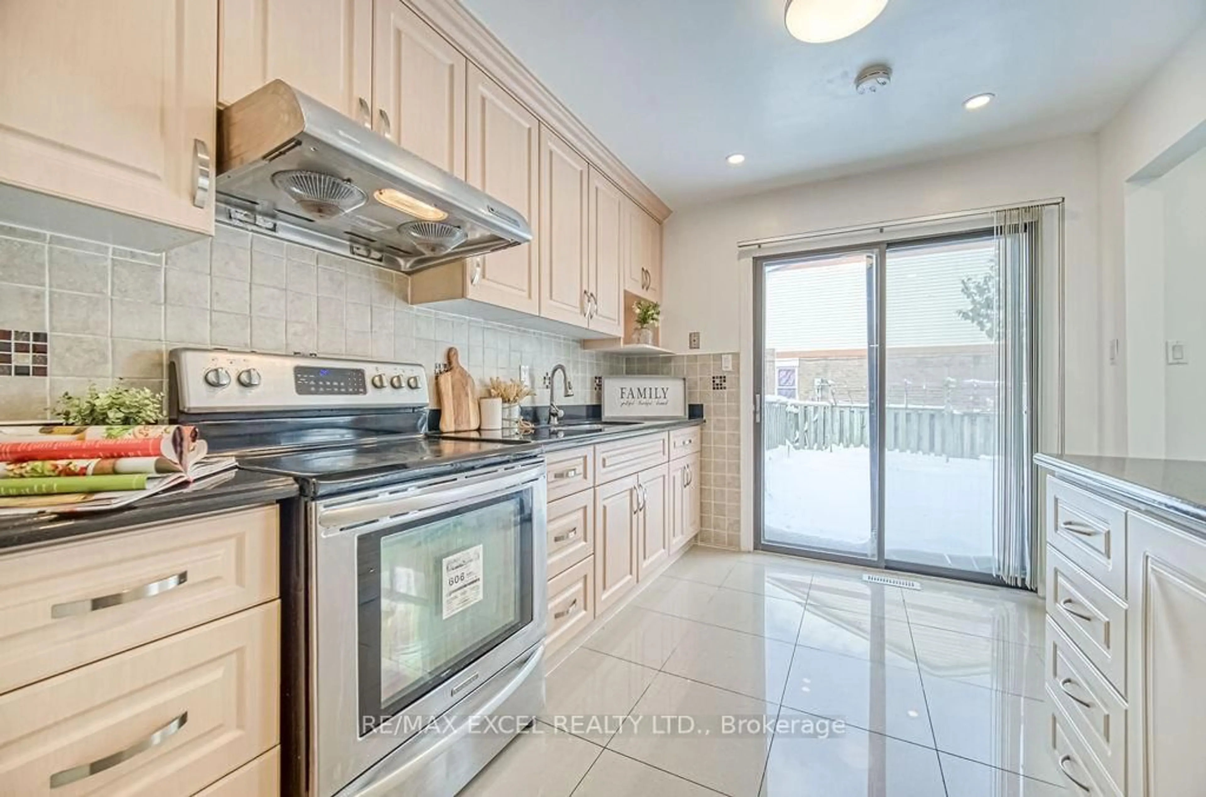 Standard kitchen, ceramic/tile floor for 11 Truro Cres, Toronto Ontario M1V 2H7