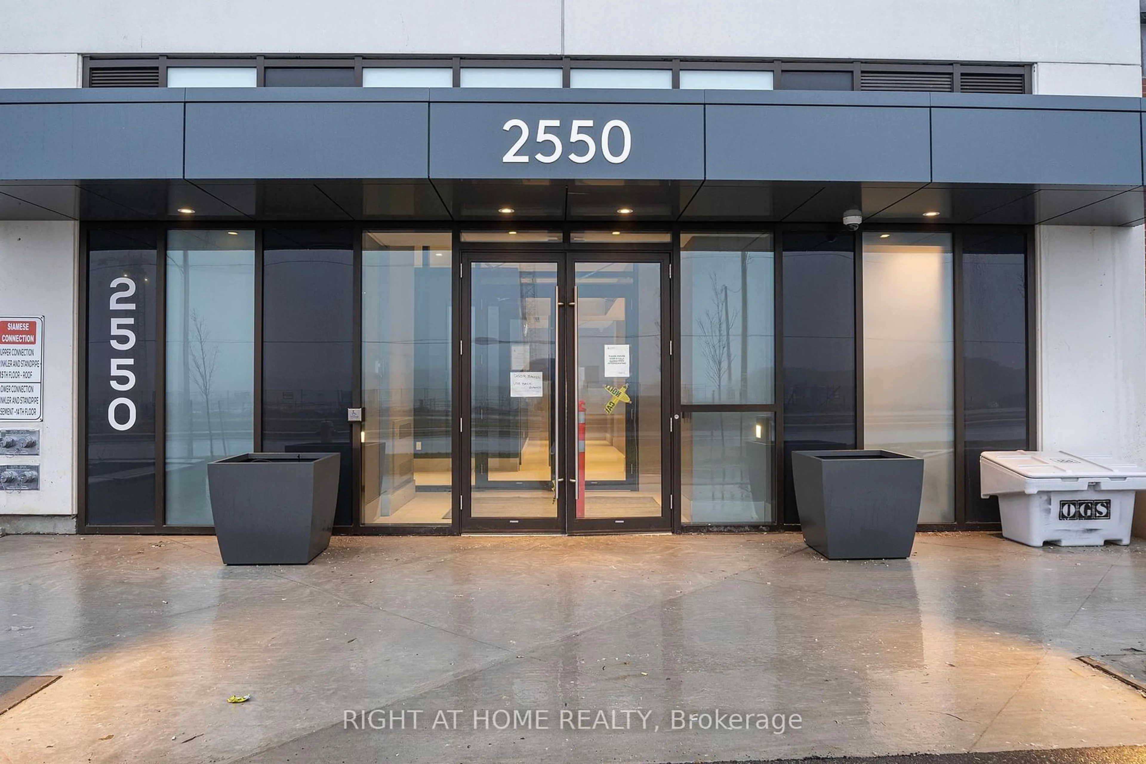 Indoor foyer for 2550 Simcoe St #2015, Oshawa Ontario L1L 0R5