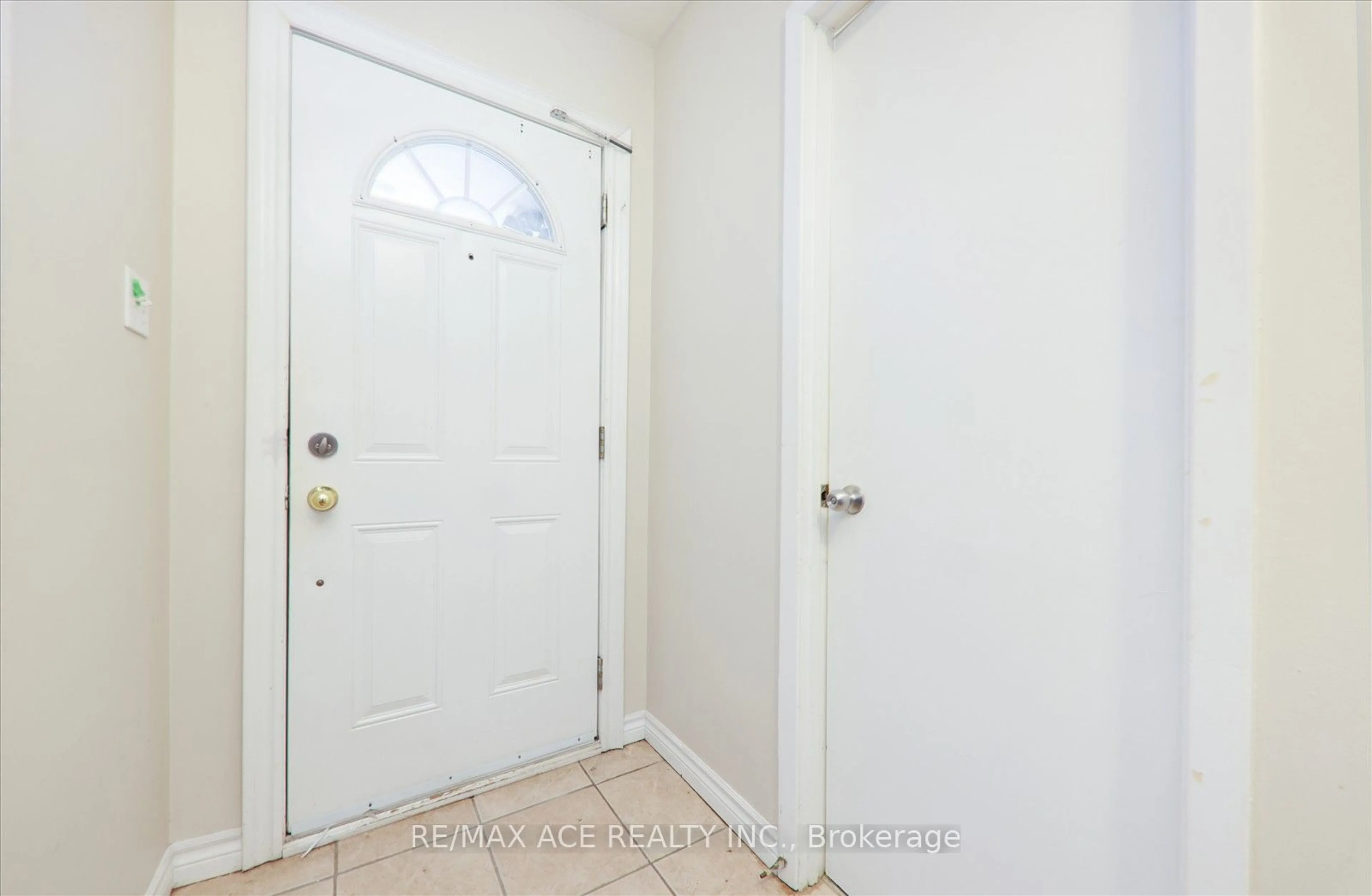 Indoor entryway for 811 Military Tr, Toronto Ontario M1E 4P6