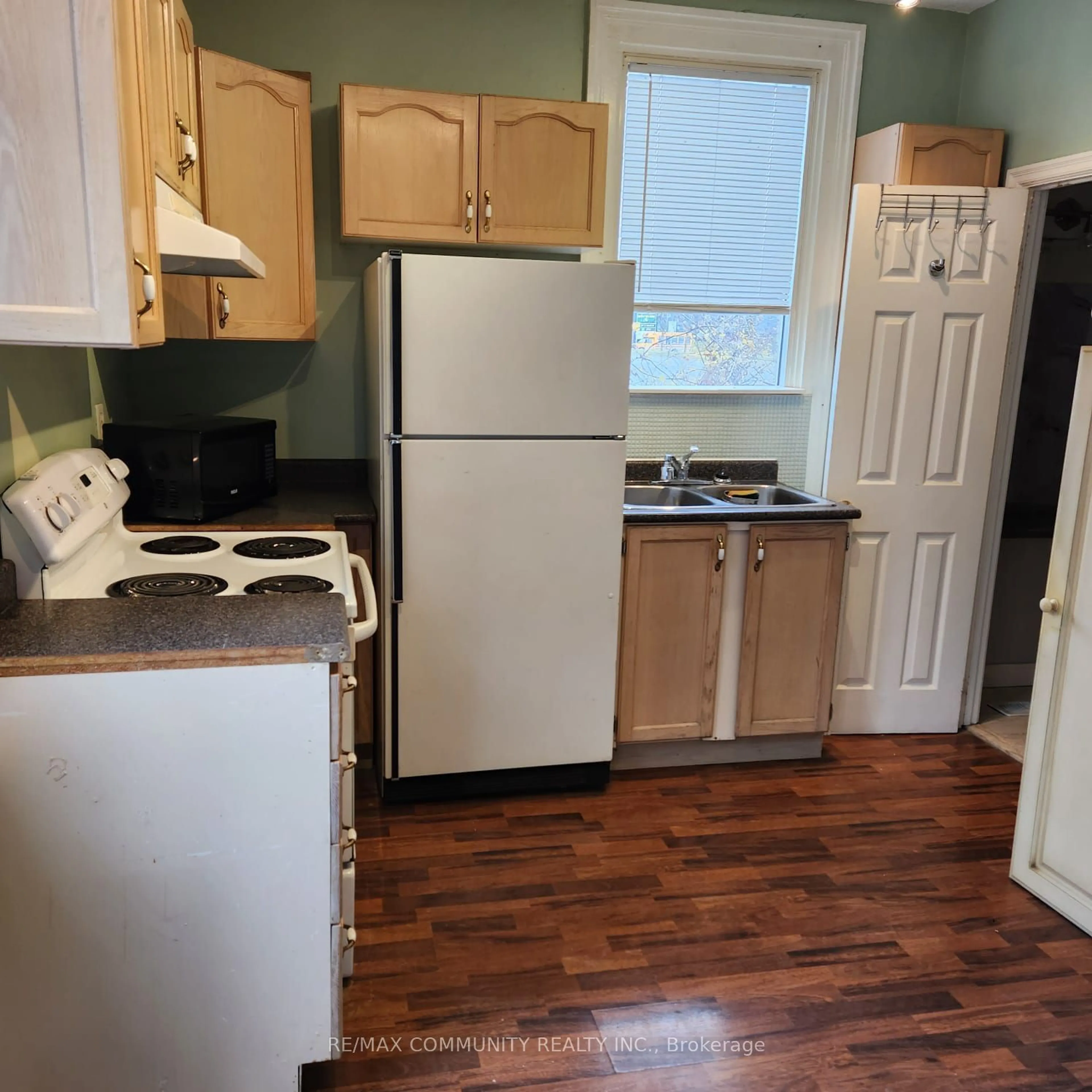 Standard kitchen, unknown for 562 Simcoe St, Oshawa Ontario L1H 4K2