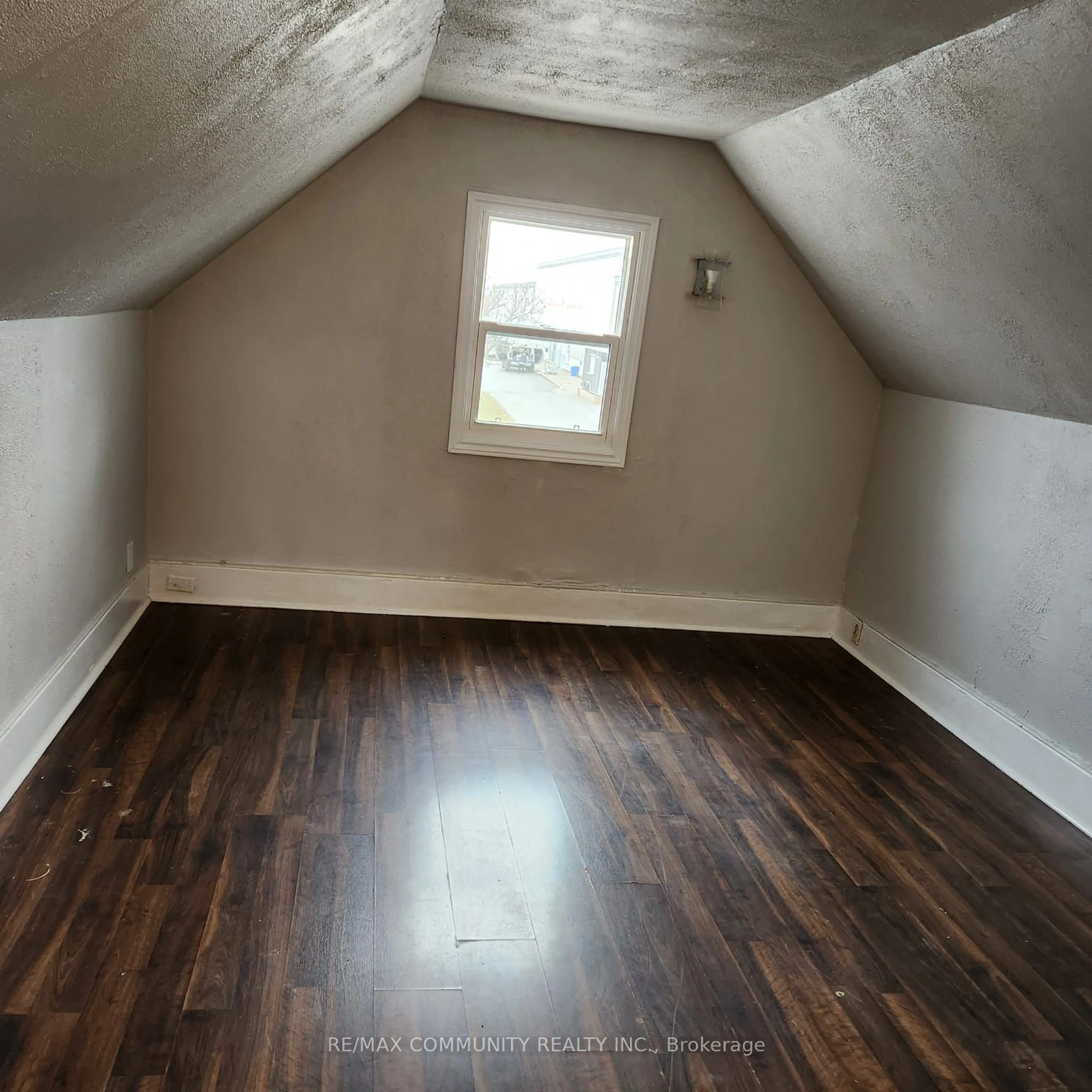 A pic of a room for 562 Simcoe St, Oshawa Ontario L1H 4K2