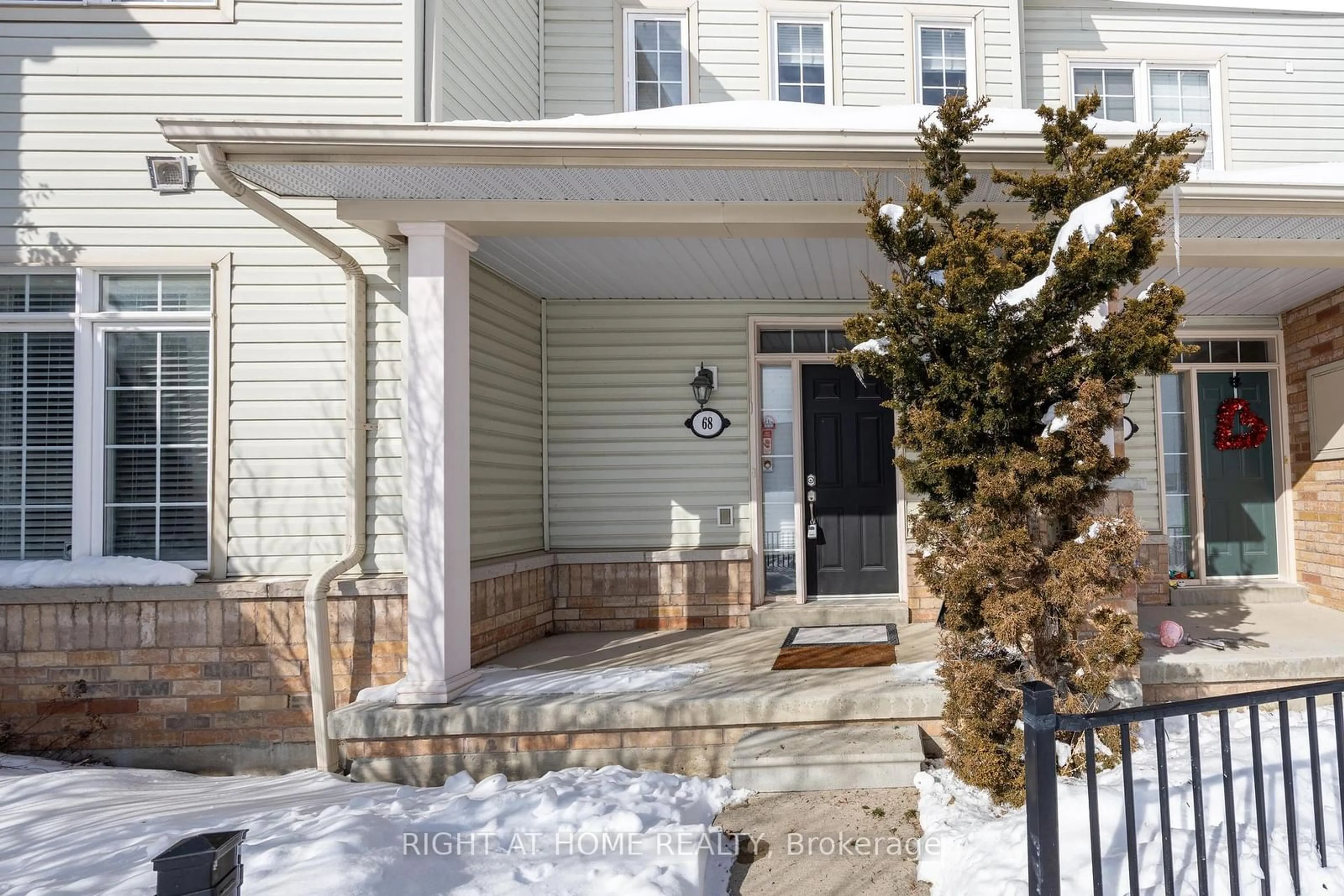 Indoor entryway for 68 Wicker Park Way, Whitby Ontario L1R 0C7