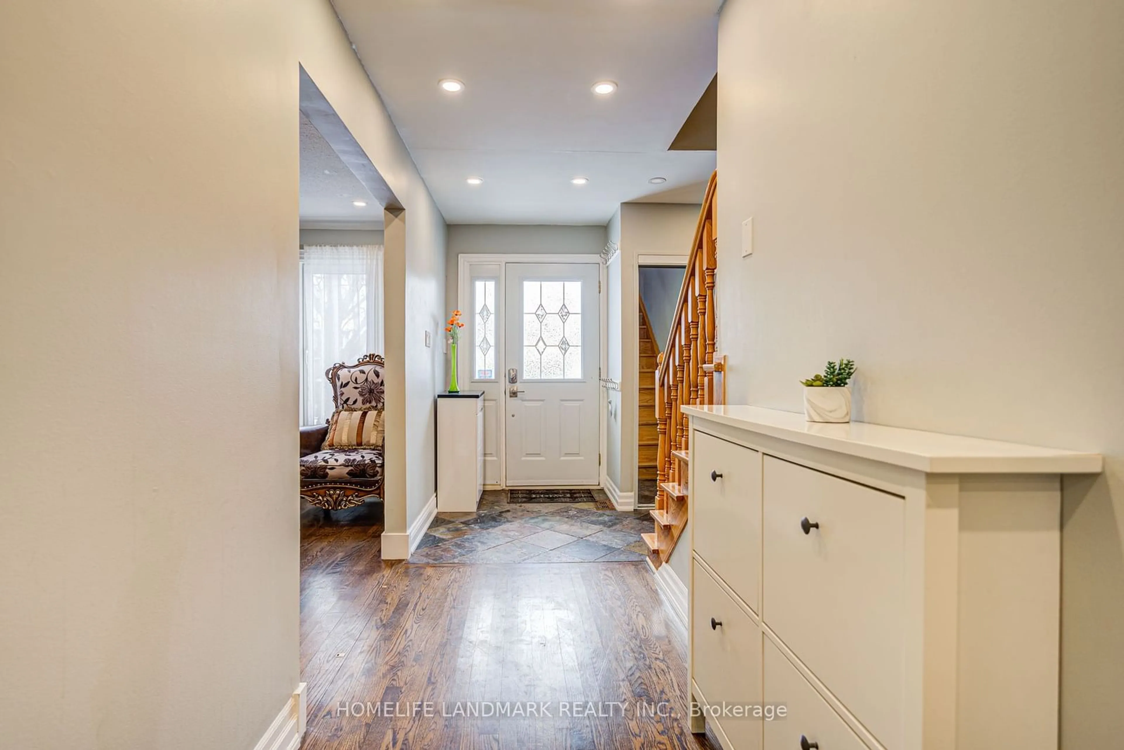 Indoor entryway for 27 Harfleur Rd, Toronto Ontario M1T 2X7