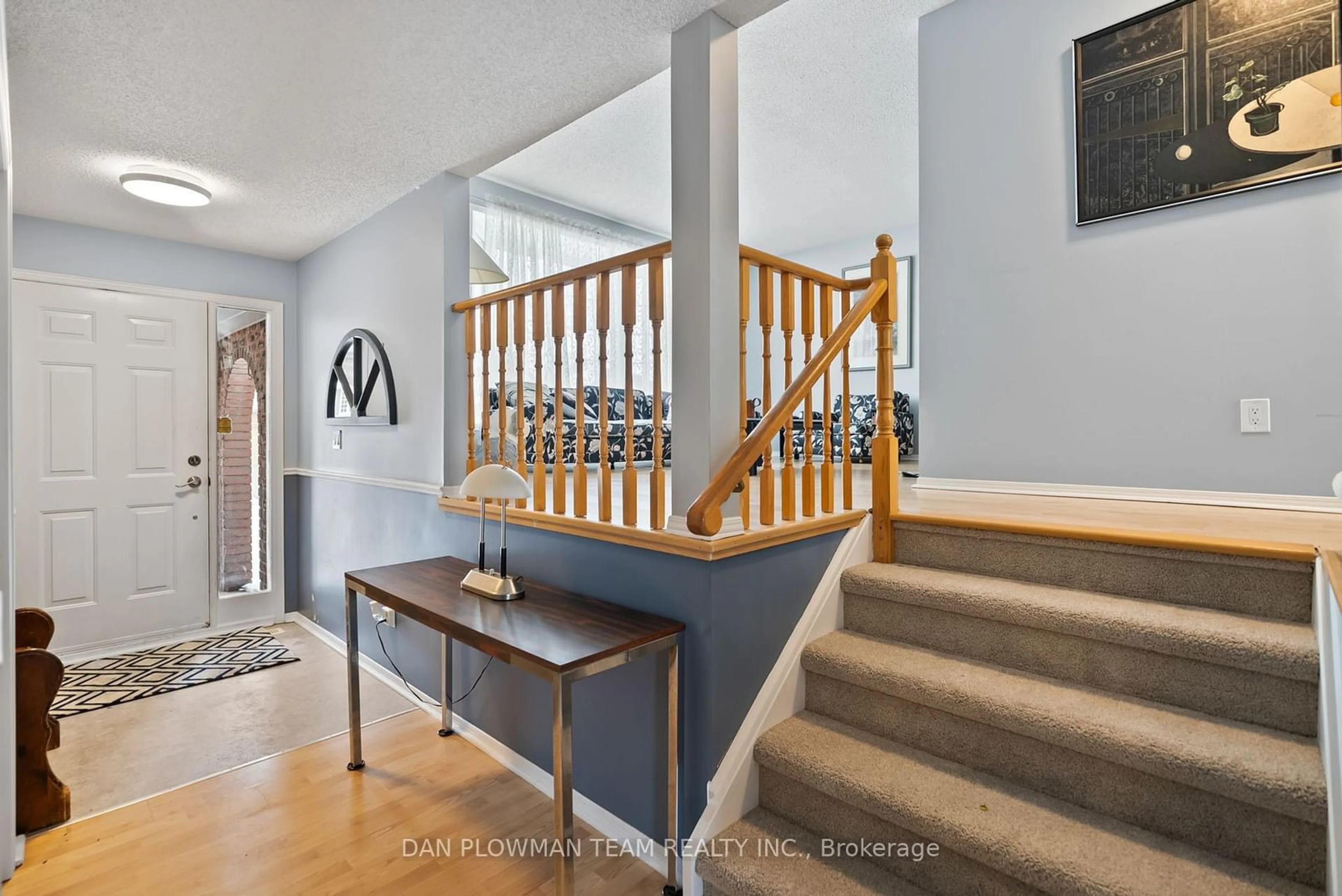 Indoor entryway for 101 Foxhunt Tr, Clarington Ontario L1E 1C9