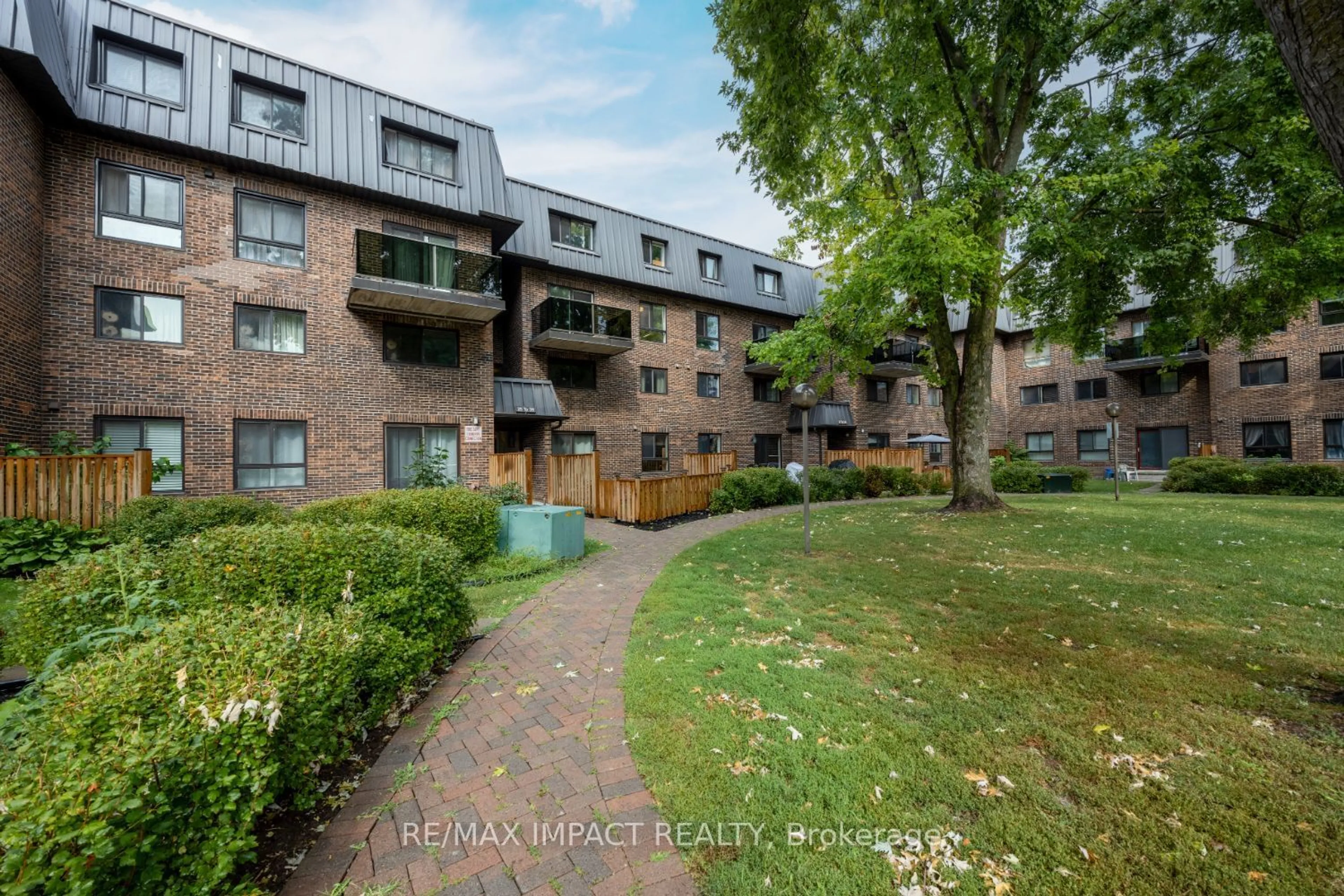 A pic from outside/outdoor area/front of a property/back of a property/a pic from drone, unknown for 43 Taunton Rd #31, Oshawa Ontario L1G 3T6