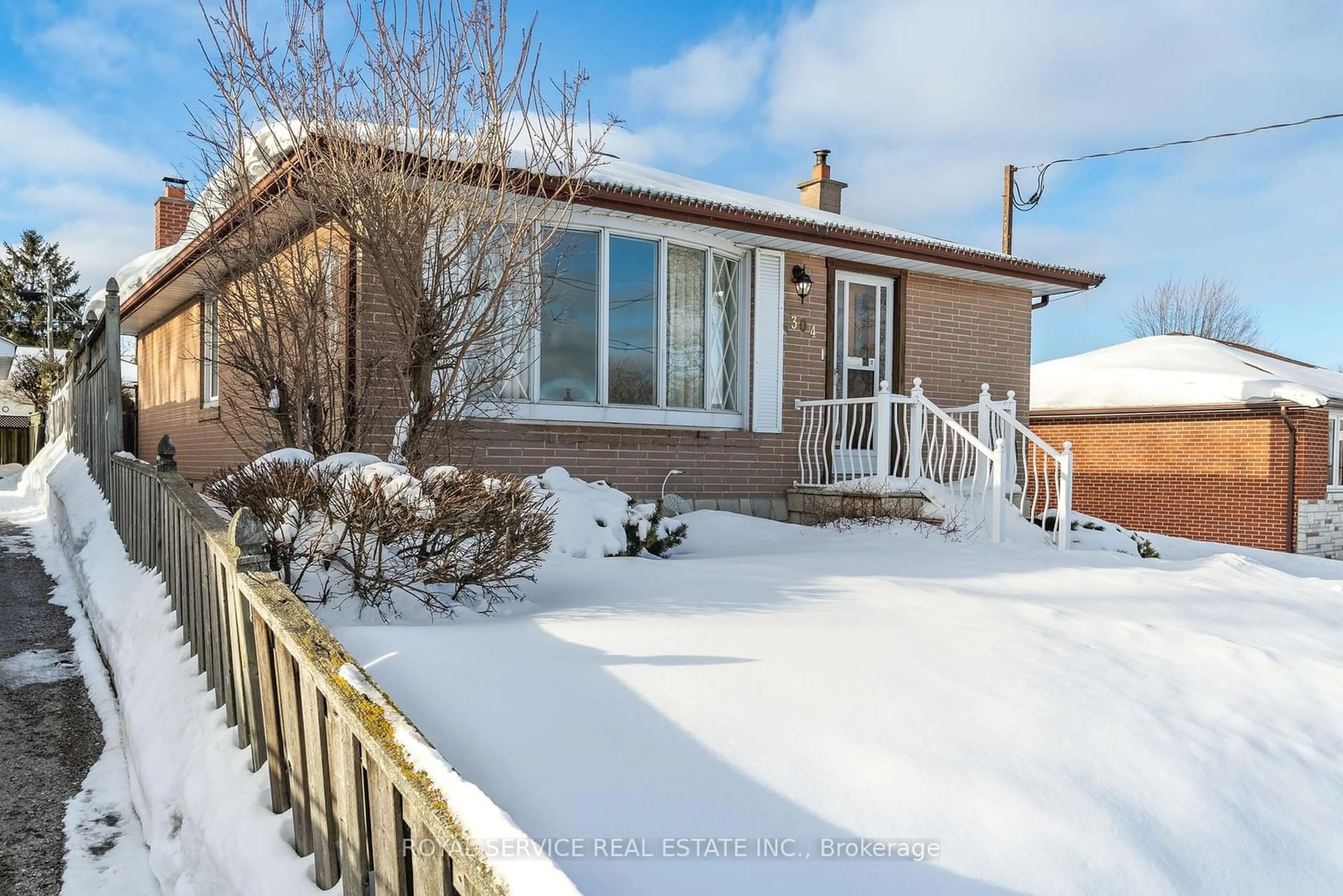 A pic from outside/outdoor area/front of a property/back of a property/a pic from drone, street for 304 Jasper Ave, Oshawa Ontario L1J 1L5