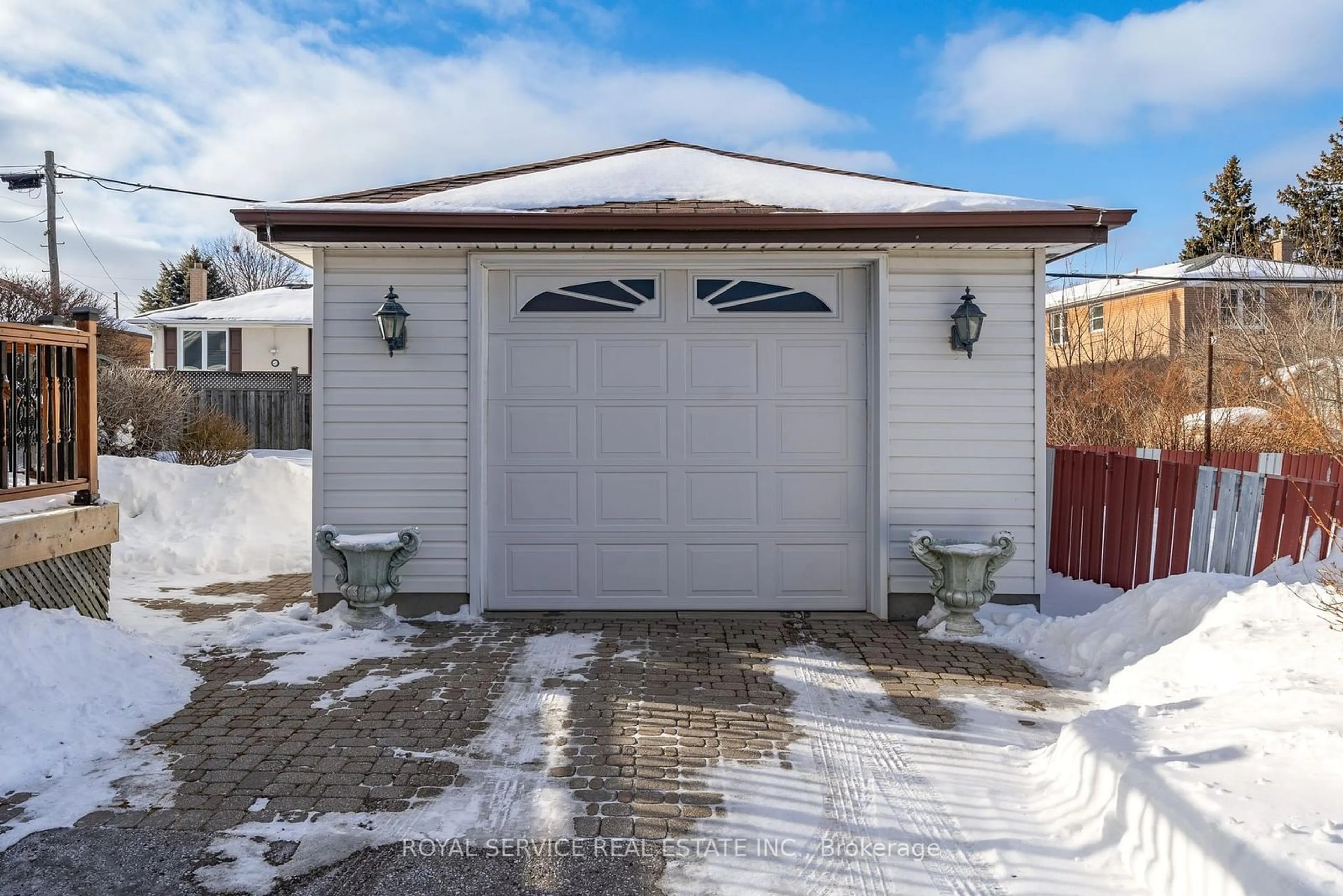 Indoor garage for 304 Jasper Ave, Oshawa Ontario L1J 1L5